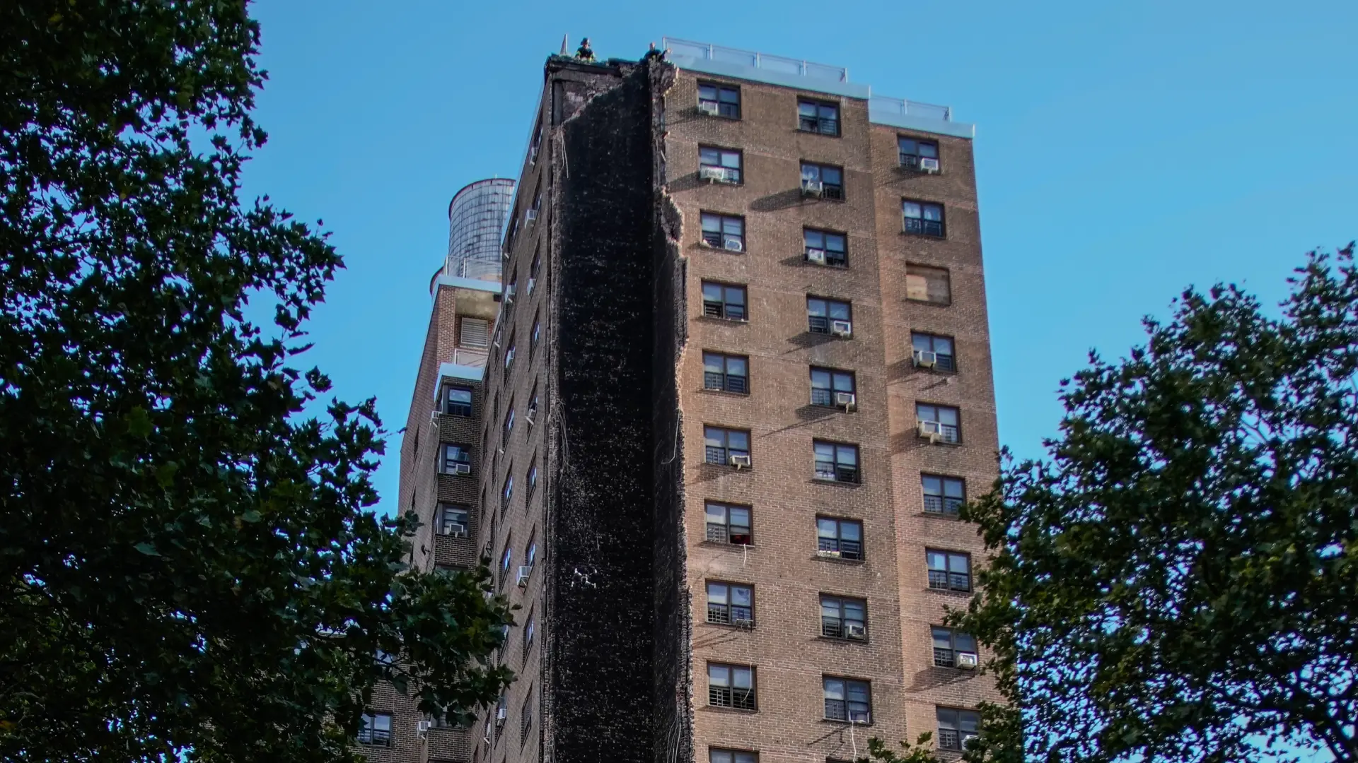 Una explosión de gas provoca el derrumbe parcial de uno de los icónicos rascacielos de viviendas sociales del Bronx