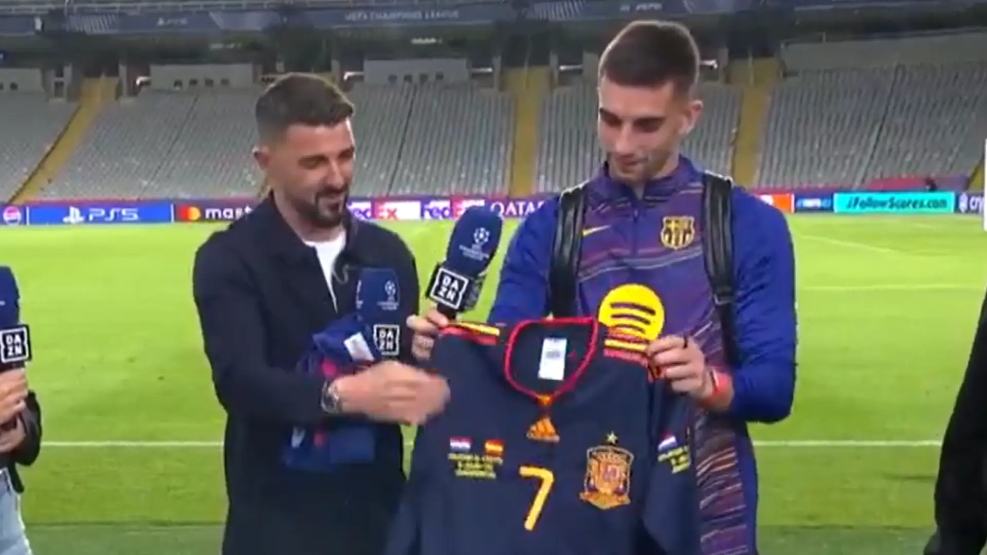 El gesto de David Villa con Ferran Torres y Pedri en el Barça-PSG: "Le debía esta camiseta"
