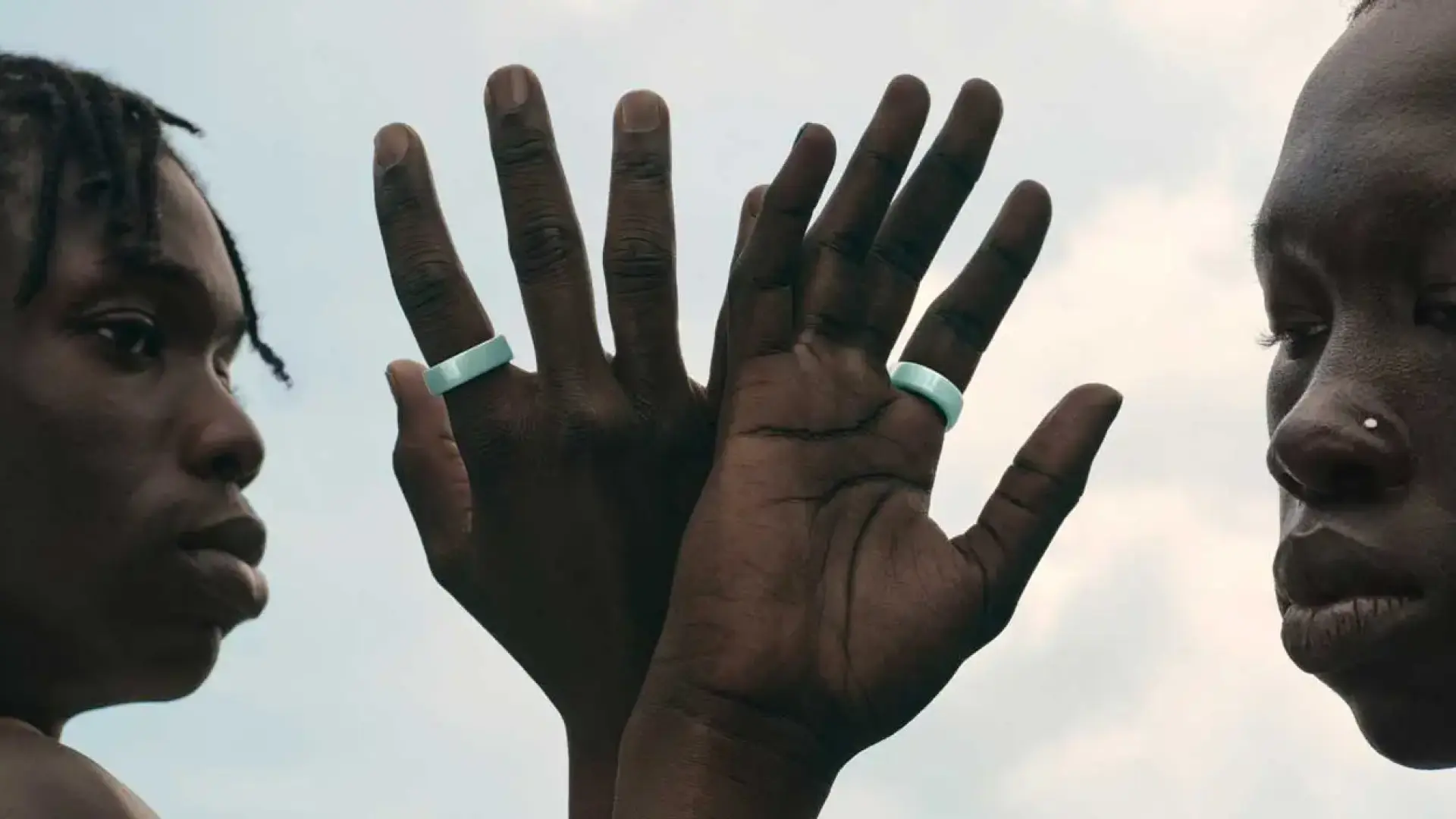 Oura actualiza su anillo inteligente con cuatro versiones cerámicas y un nuevo estuche de carga
