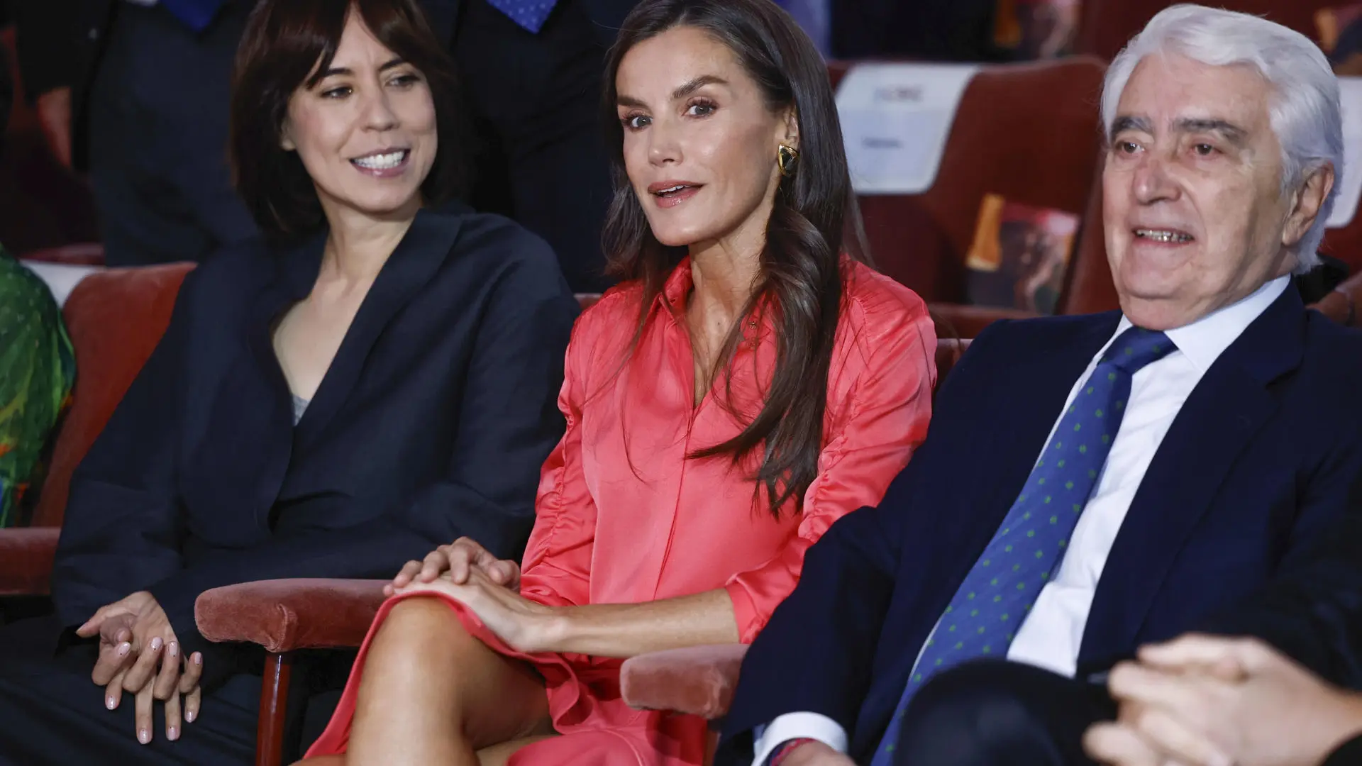 Vestida de rosa y llevando falda de cuero con abertura: la reina Letizia sorprende en los premios UNICEF 2025