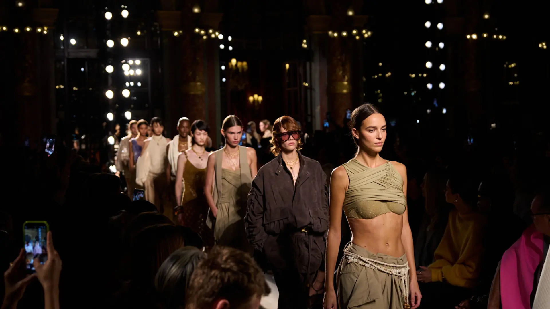 De la sastrería fluida a la inspiración tribal en la moda de París