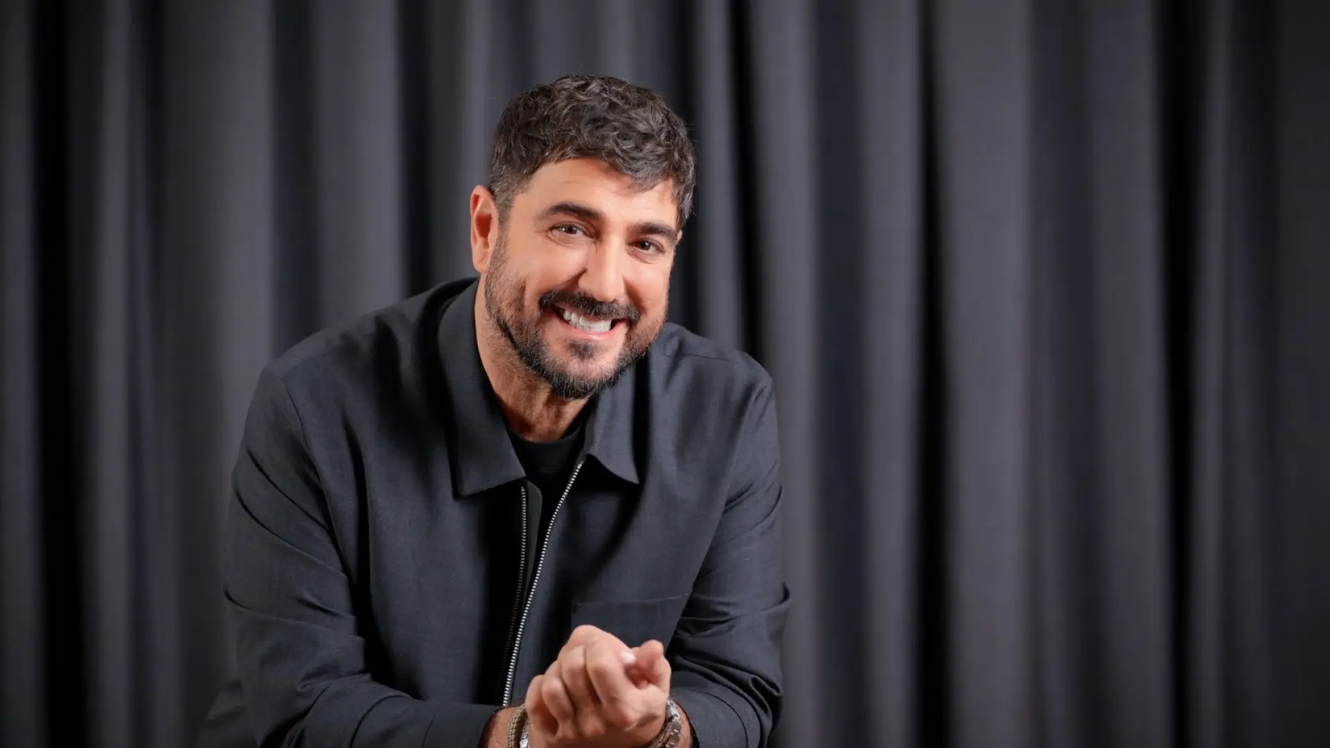 Antonio Orozco publica 'Inevitablemente yo' sobre la ansiedad y el caos: "No es fácil verse con honestidad, pero es necesario"