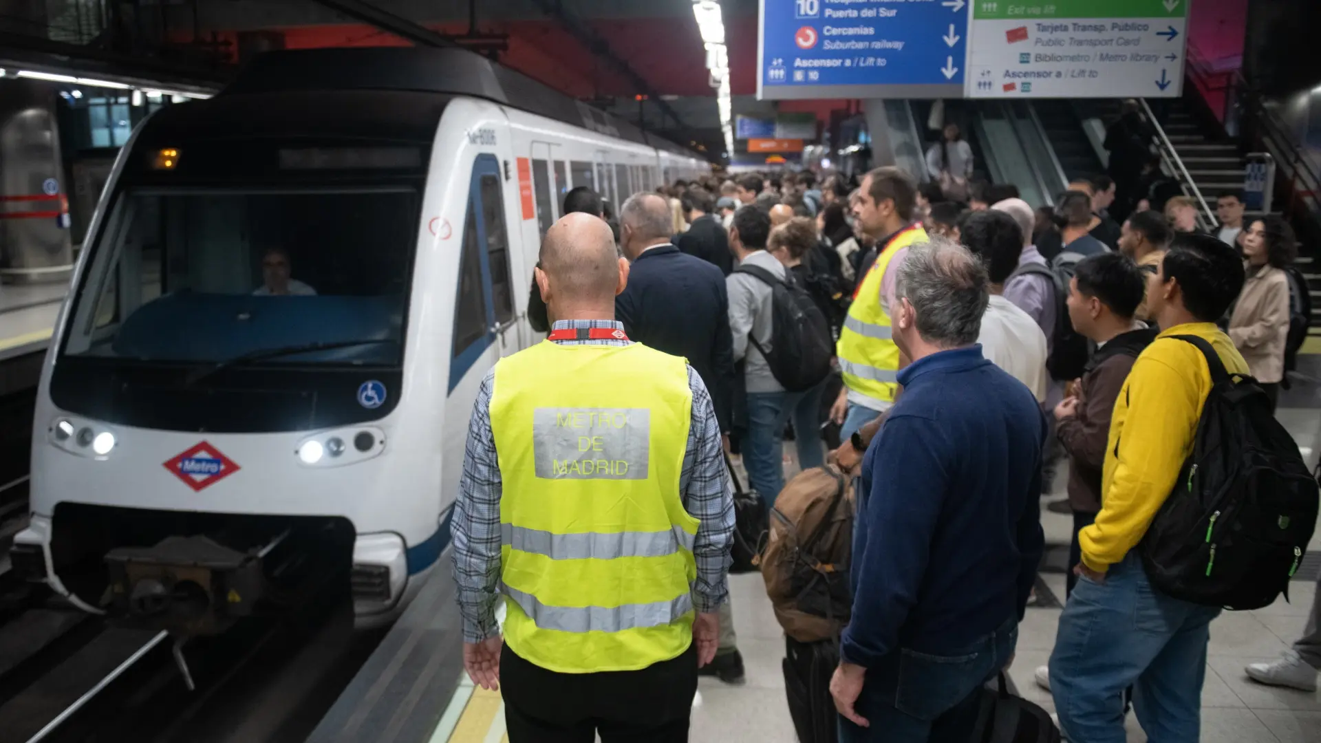 La oposición achaca las aglomeraciones en el metro y los buses a la "falta de planificación" de la Comunidad en el cierre parcial de la L6