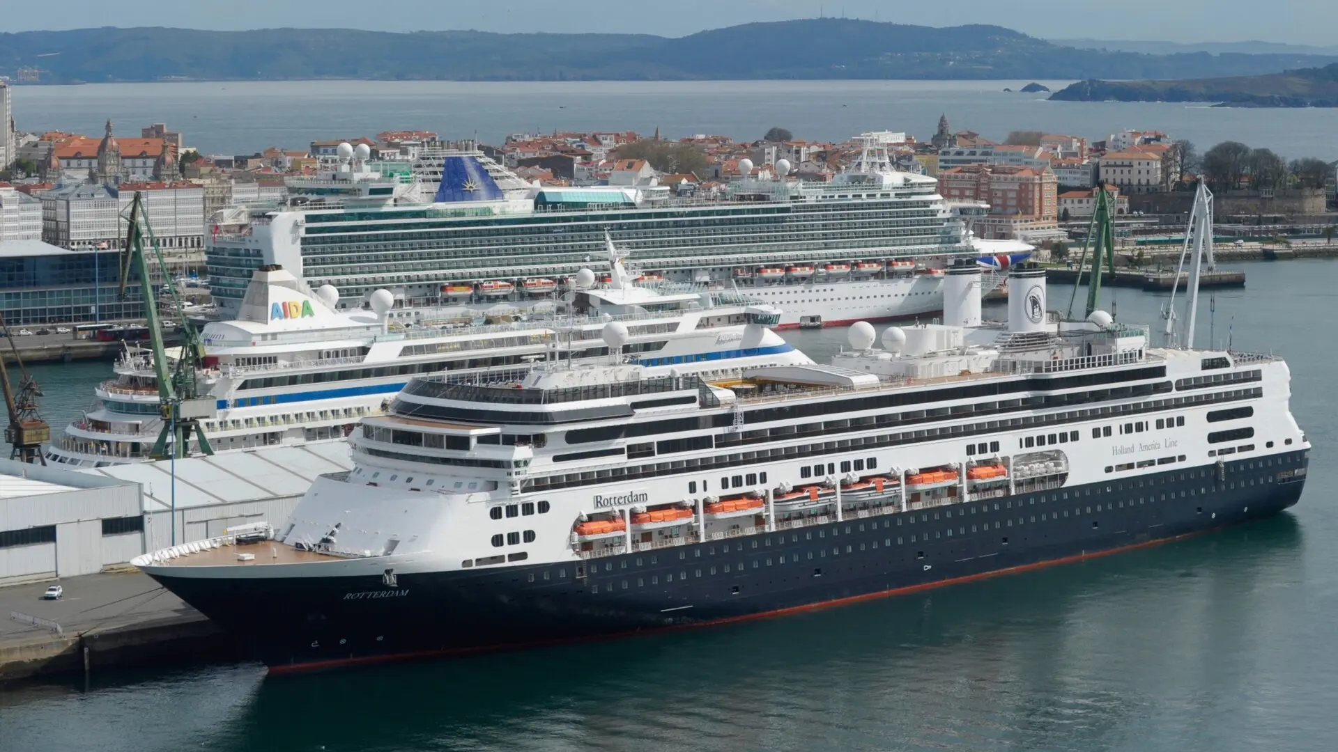 El sector del hospedaje, hostelería y cruceros recurren la tasa turística en A Coruña