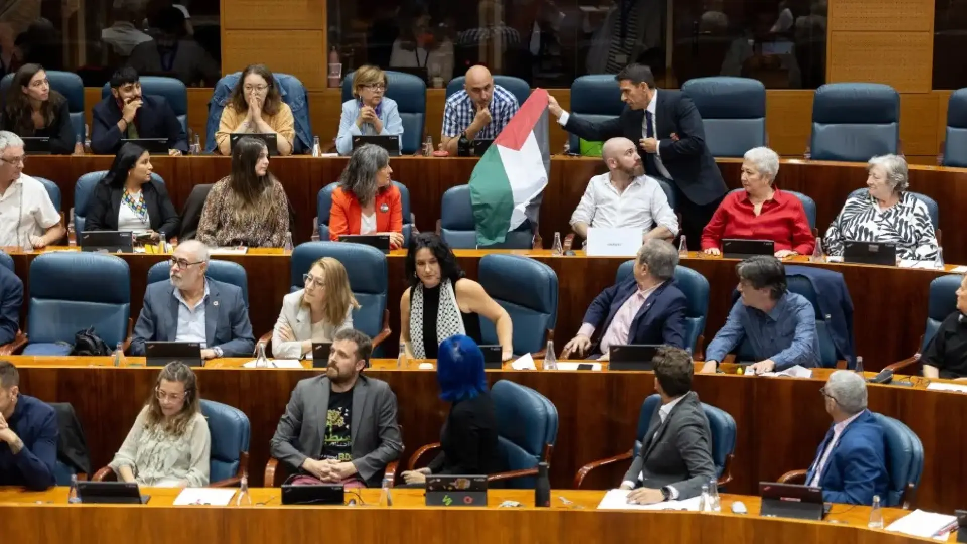 Una bandera de Palestina colocada por Más Madrid y retirada por el presidente agita el Pleno de la Asamblea