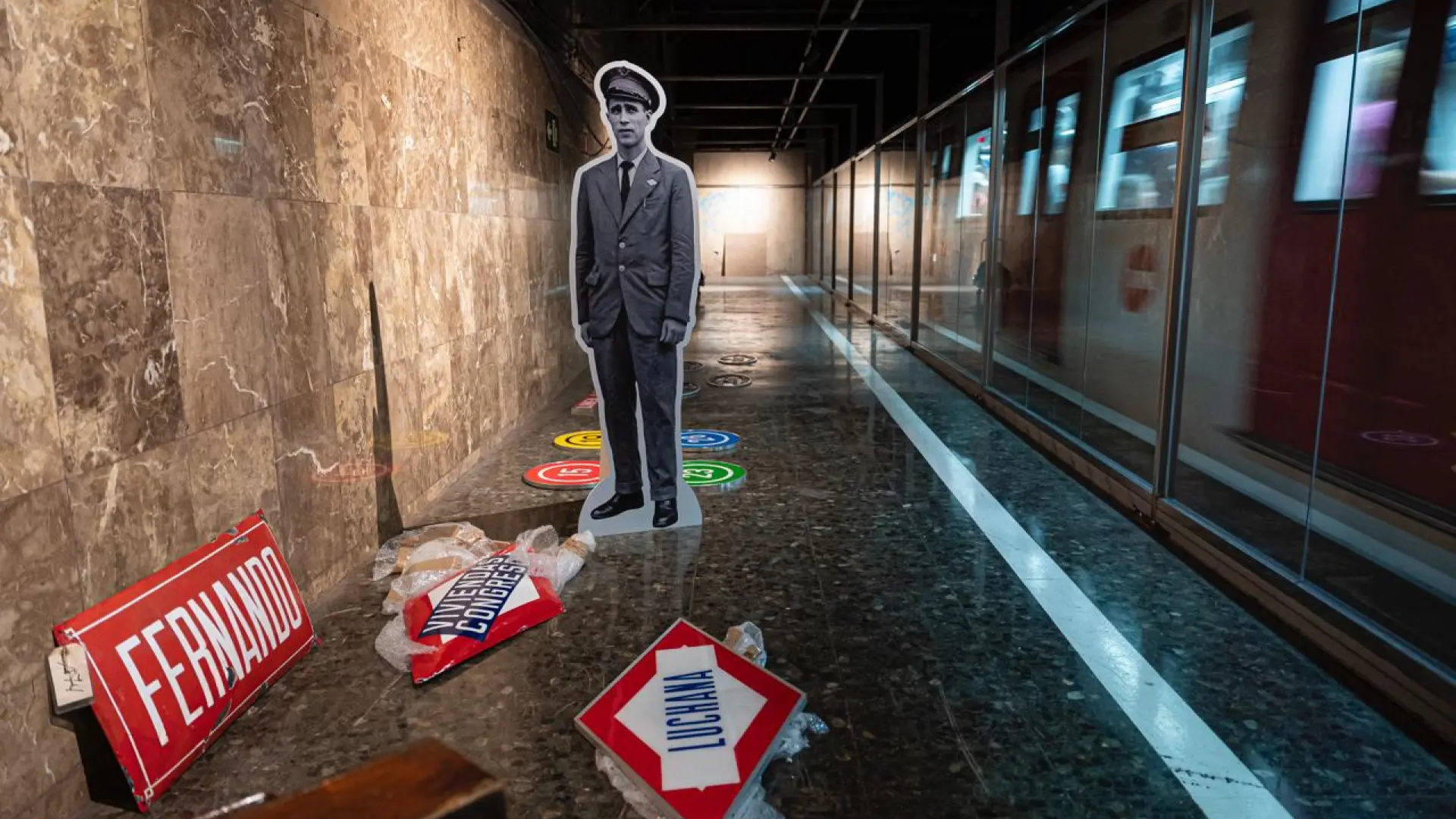 TMB hace un lavado de cara a la estación de 'fanstama' de Gaudí para abrirla al público con motivo del centenario del Metro