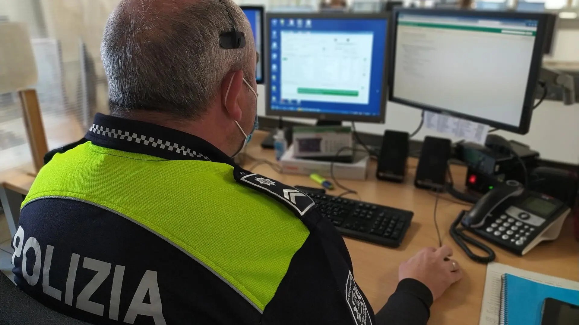 Detenido un hombre por robar en el interior de una furgoneta en Vitoria y agredir a los agentes en su huida