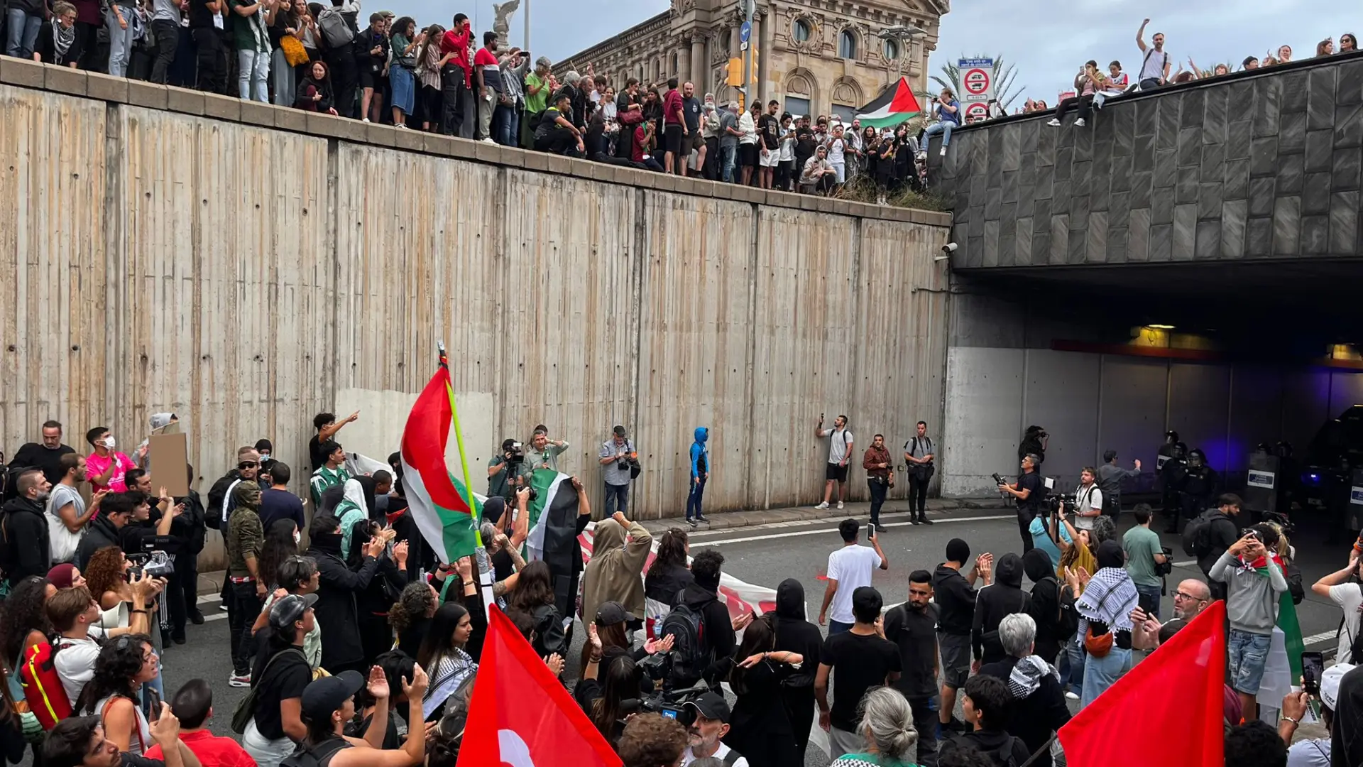 Los Mossos evitan que un grupo de manifestantes de la protesta de Barcelona por la Flotilla de Gaza corten la Ronda Litoral