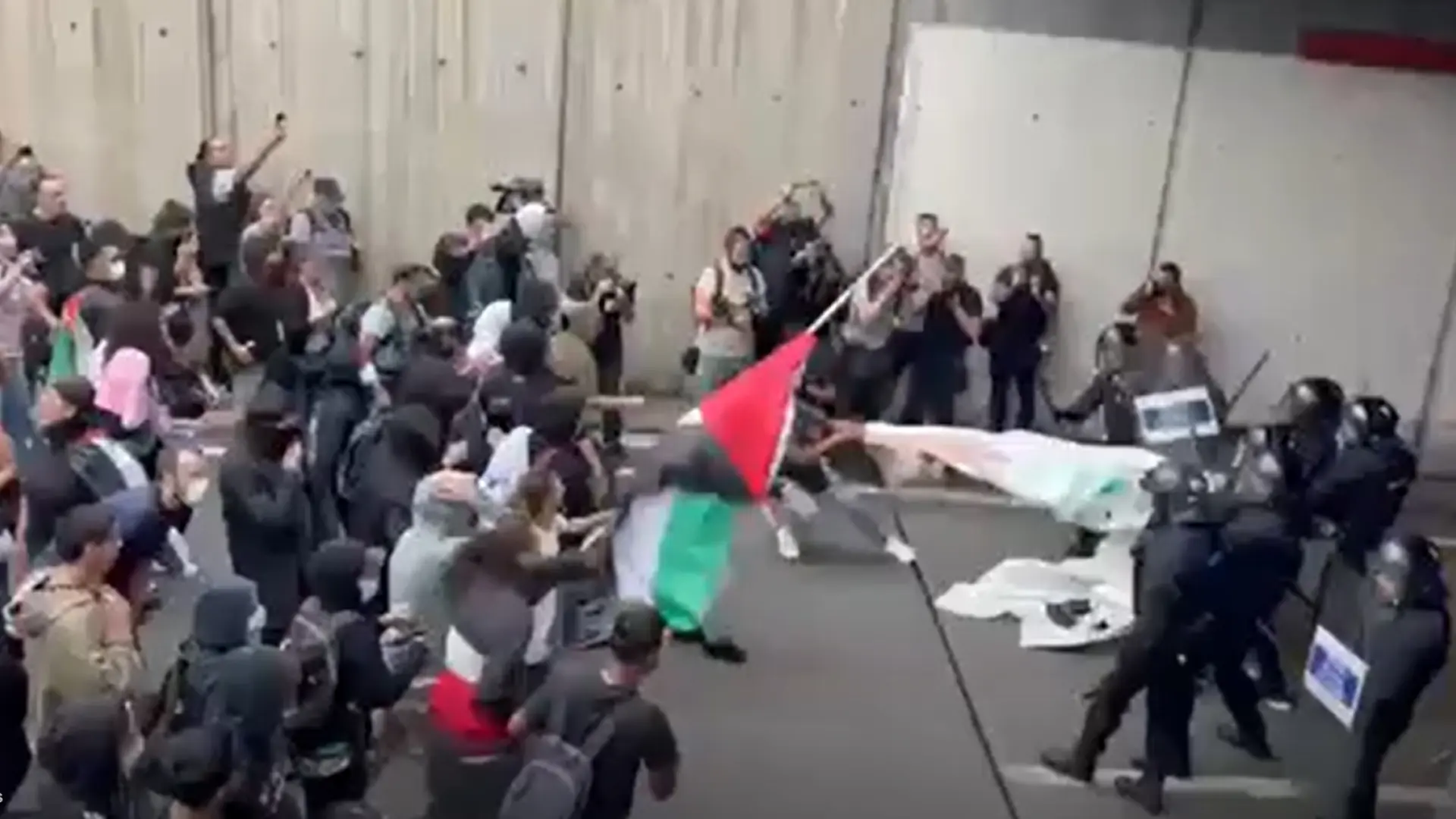 Última hora de la Flotilla, en directo | Protestas multitudinarias en España a favor de Gaza: cargas en Barcelona contra los manifestantes