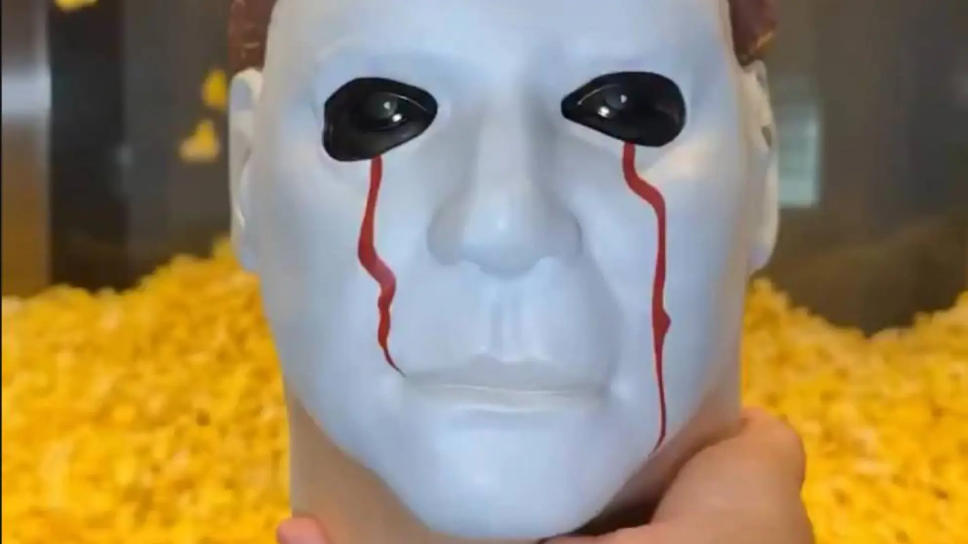 Nada mejor en Halloween que película y palomitas en un cubo con la cabeza de Michael Myers