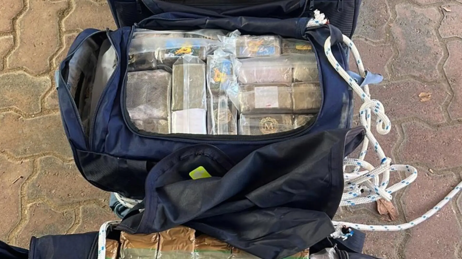 Intervenidos 115 kilos de hachís en cuatro bolsas de deporte en La Línea