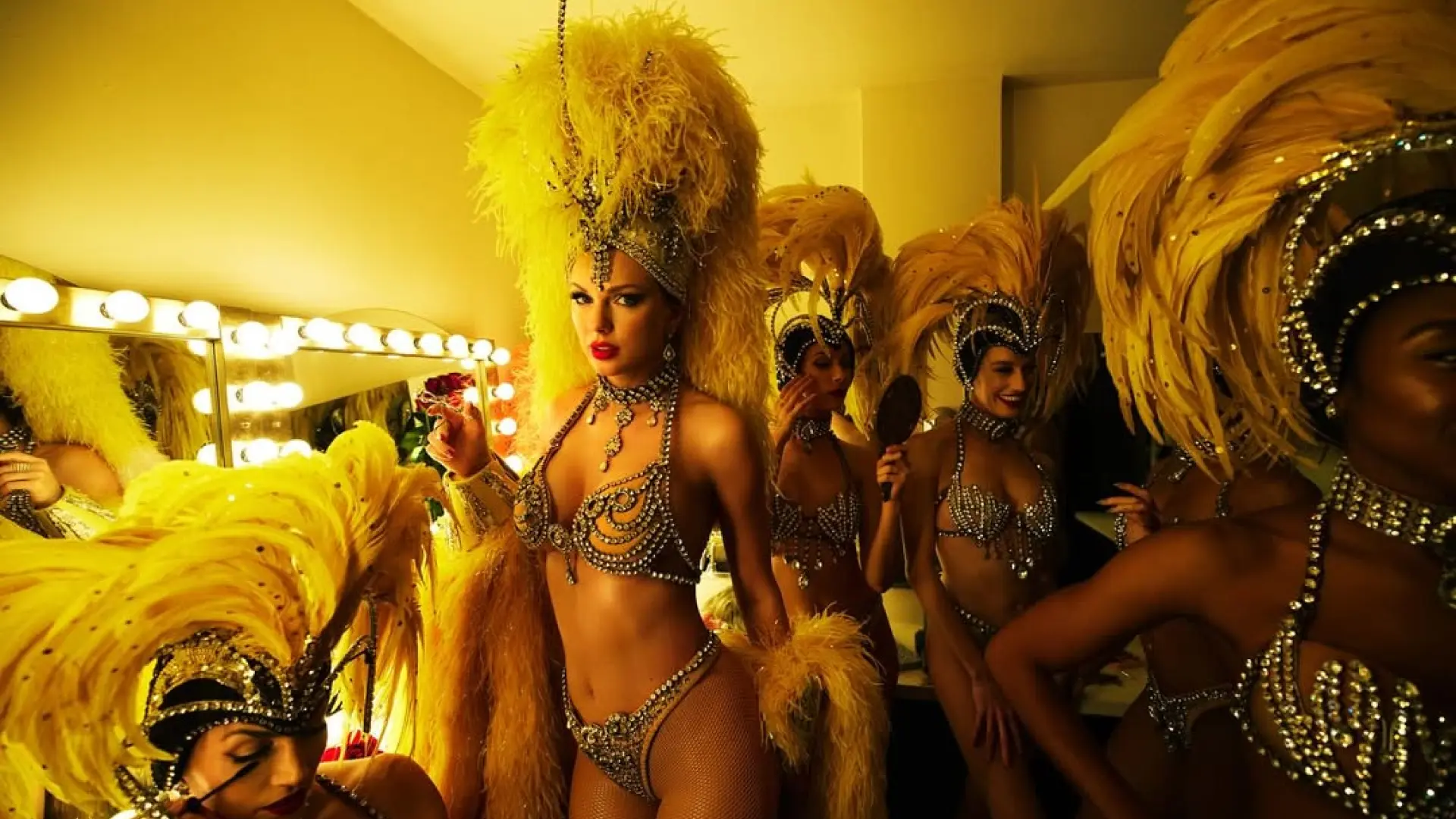 Del bikini de pedrería al minivestido con aberturas: el significado oculto de los 'looks' de 'The Life of a Showgirl', el disco más sensual de Taylor Swift