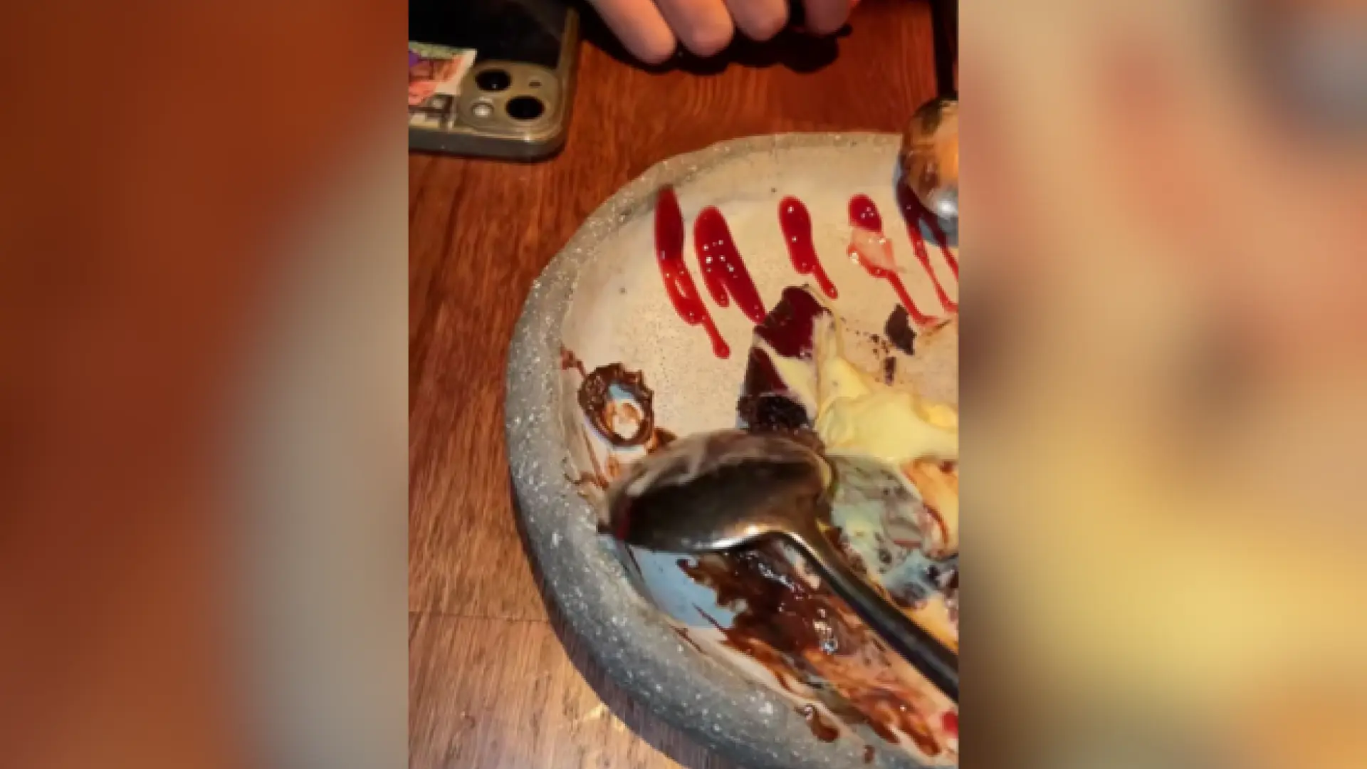 Un camarero se confunde de mesa y casi le piden matrimonio por error: "Hay un anillo en mi postre"