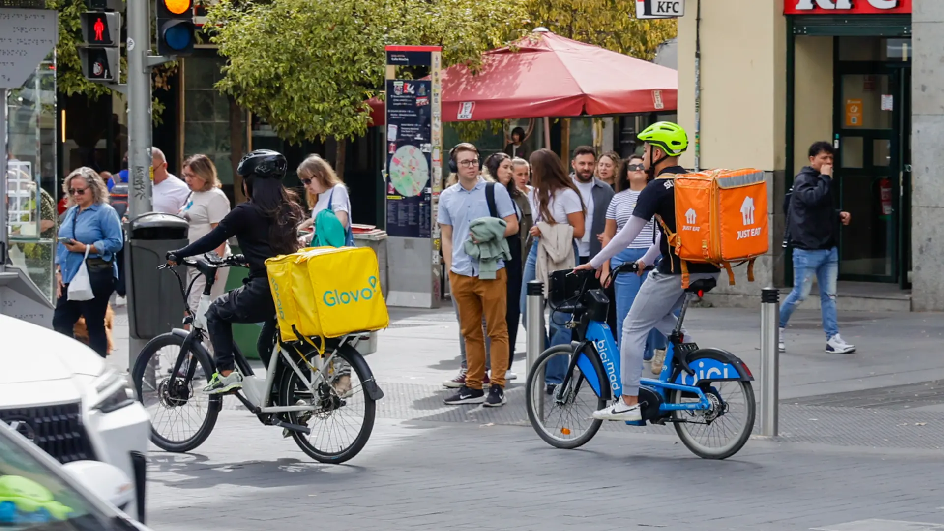Los 'riders' utilizan Bicimad para sus repartos pese a estar prohibido: "Acaparan un servicio público para una empresa privada"