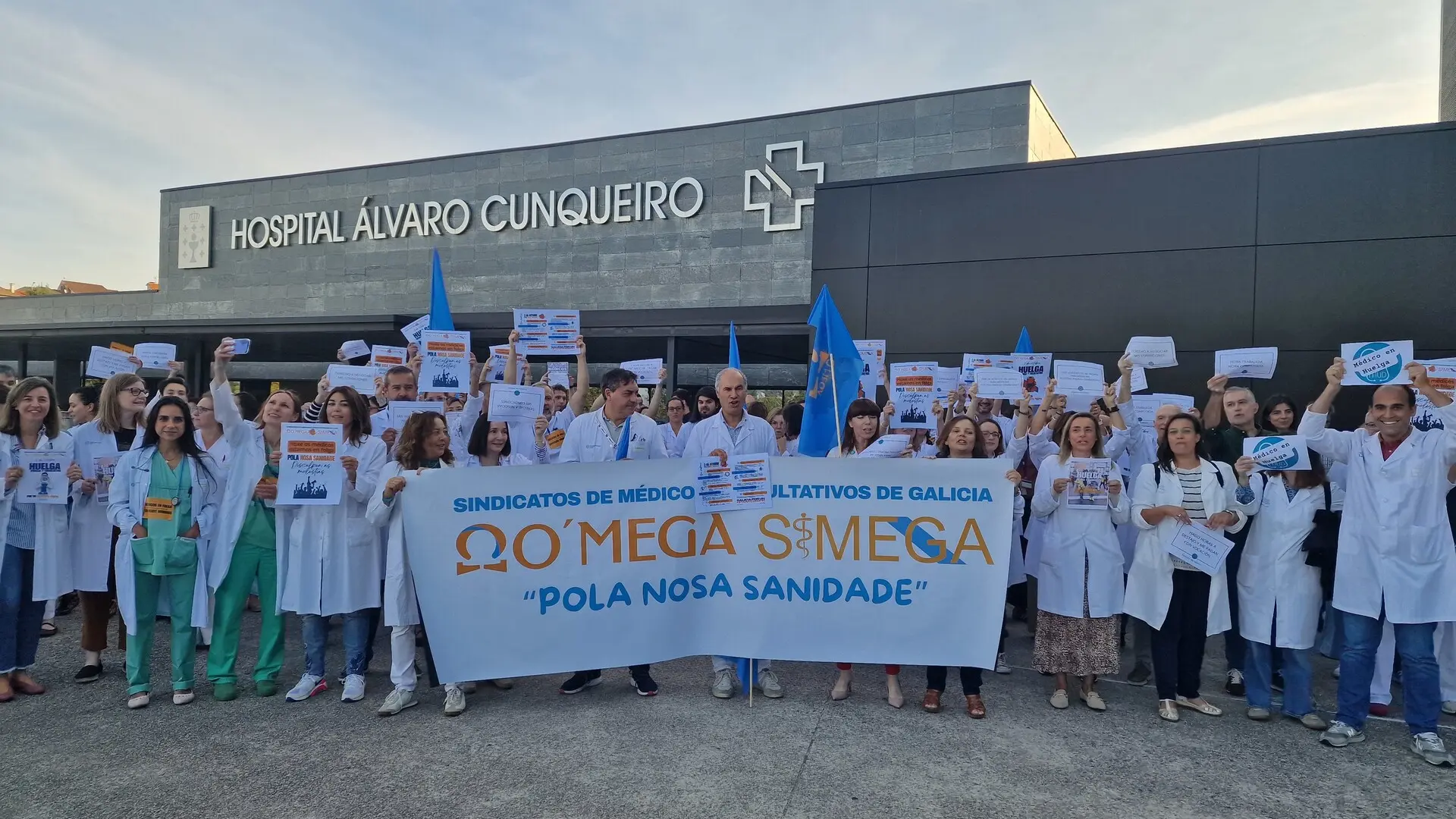 Centenares de médicos se manifiestan en Galicia para exigir un estatuto propio: "No es vocación, es explotación"