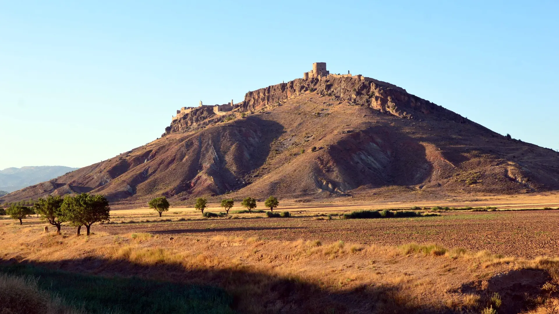 El pueblo amurallado casi desconocido de Cuenca que está en mitad de un valle