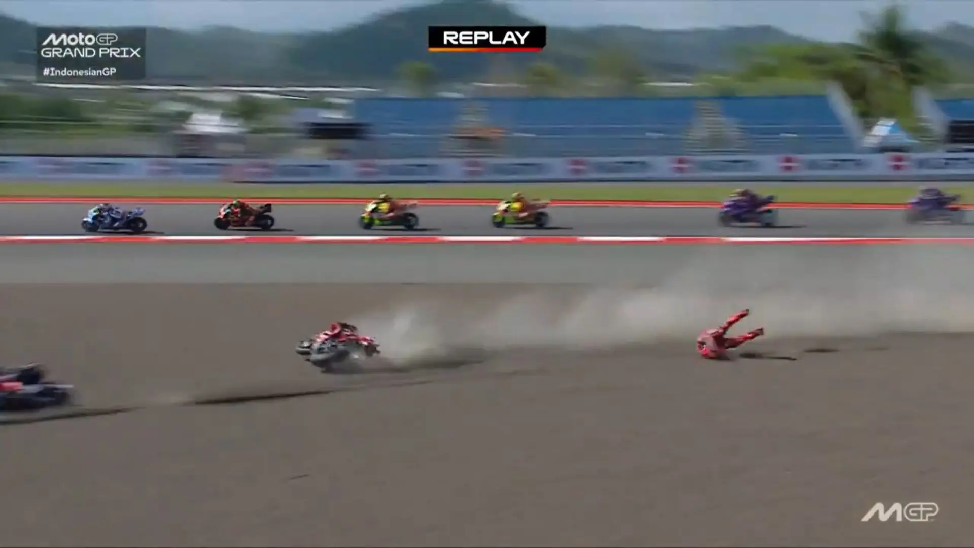 Así fue la brutal caída de Marc Márquez en Indonesia en la que se lesionó de nuevo el hombro operado: "Hay una pequeña fractura"