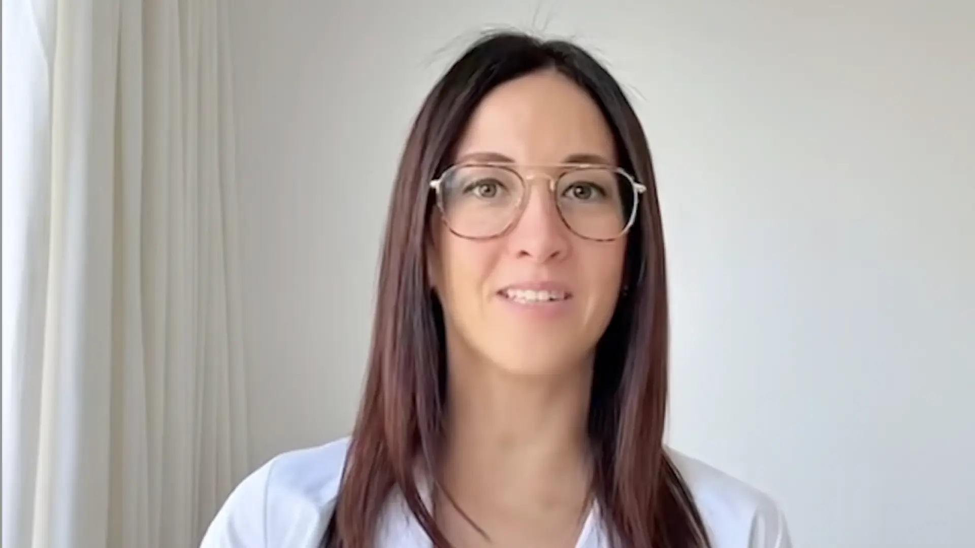 Reme Navarro, nutricionista: "Dormir del lado izquierdo favorece la liberación de la acidez estomacal y mejora la circulación"