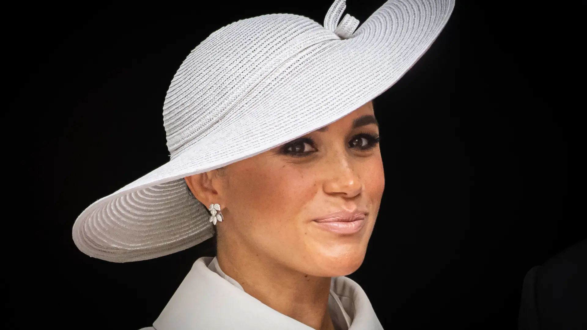 Meghan Markle debuta en la Semana de la Moda de París con el 'total white look' más elegante de Balenciaga