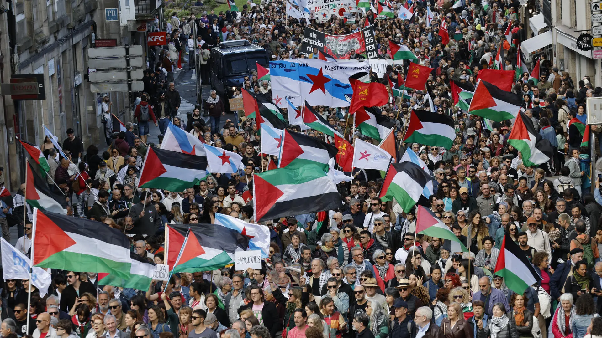 Miles de personas vuelven a llenar las calles en Santiago, Gijón y otras ciudades para pedir el fin de los bombardeos en Gaza