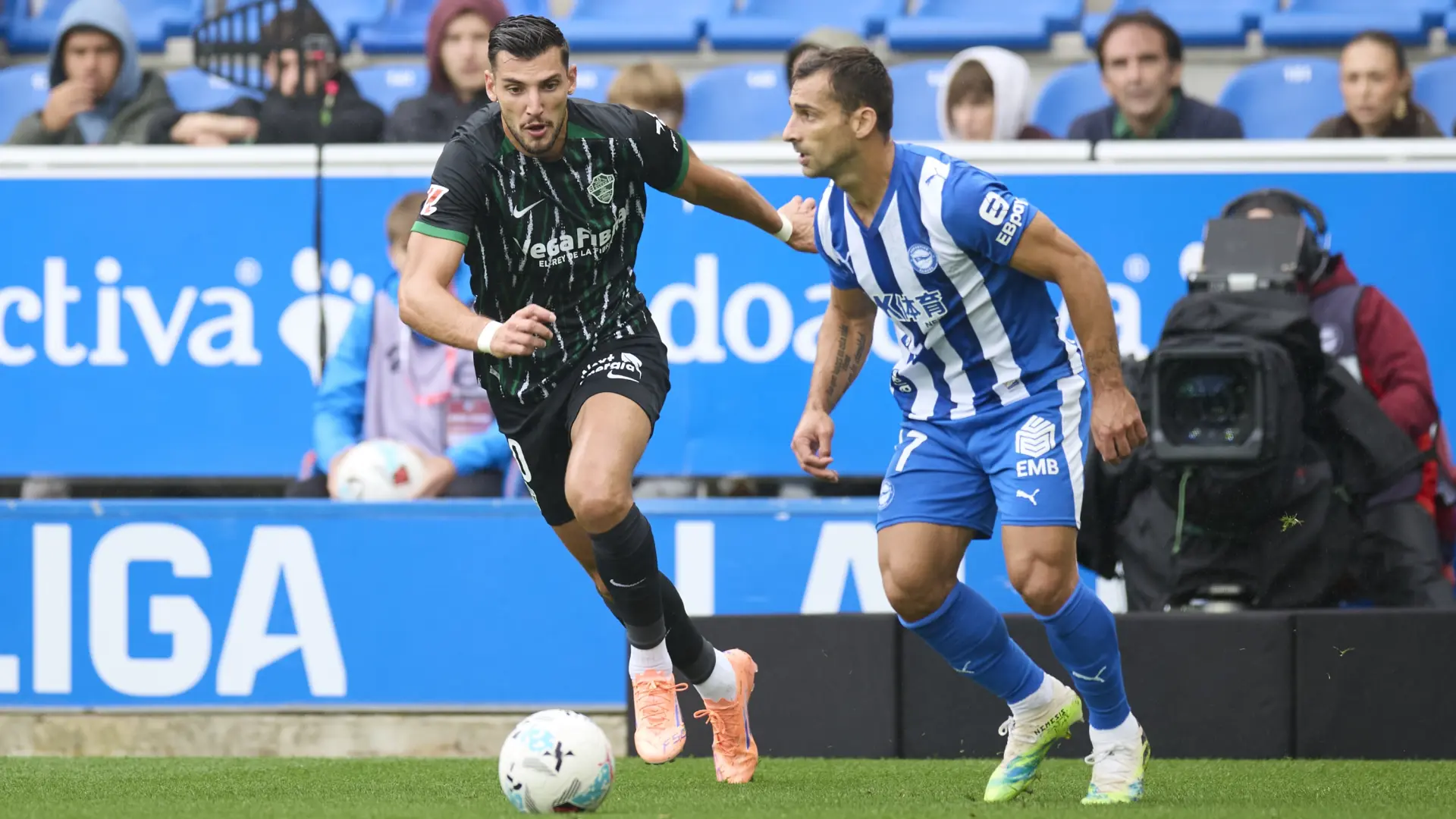 "¡Rafa Mir, violador!", el cántico que obligó a parar el Alavés - Elche: "Existe una presunción de inocencia que nos saltamos"