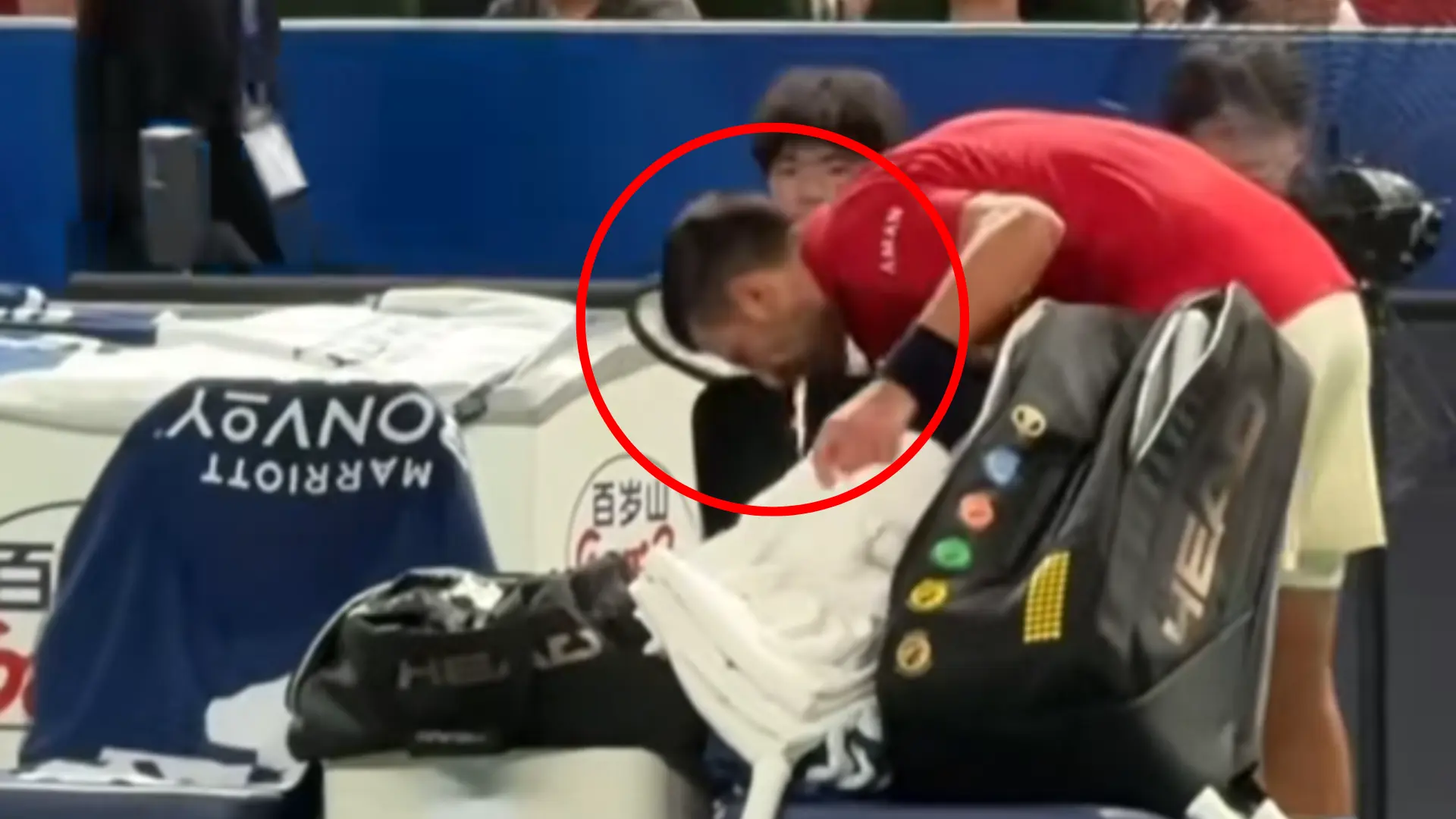Las impactantes imágenes de Novak Djokovic en Shanghái vomitando en la pista por el intenso calor y la humedad