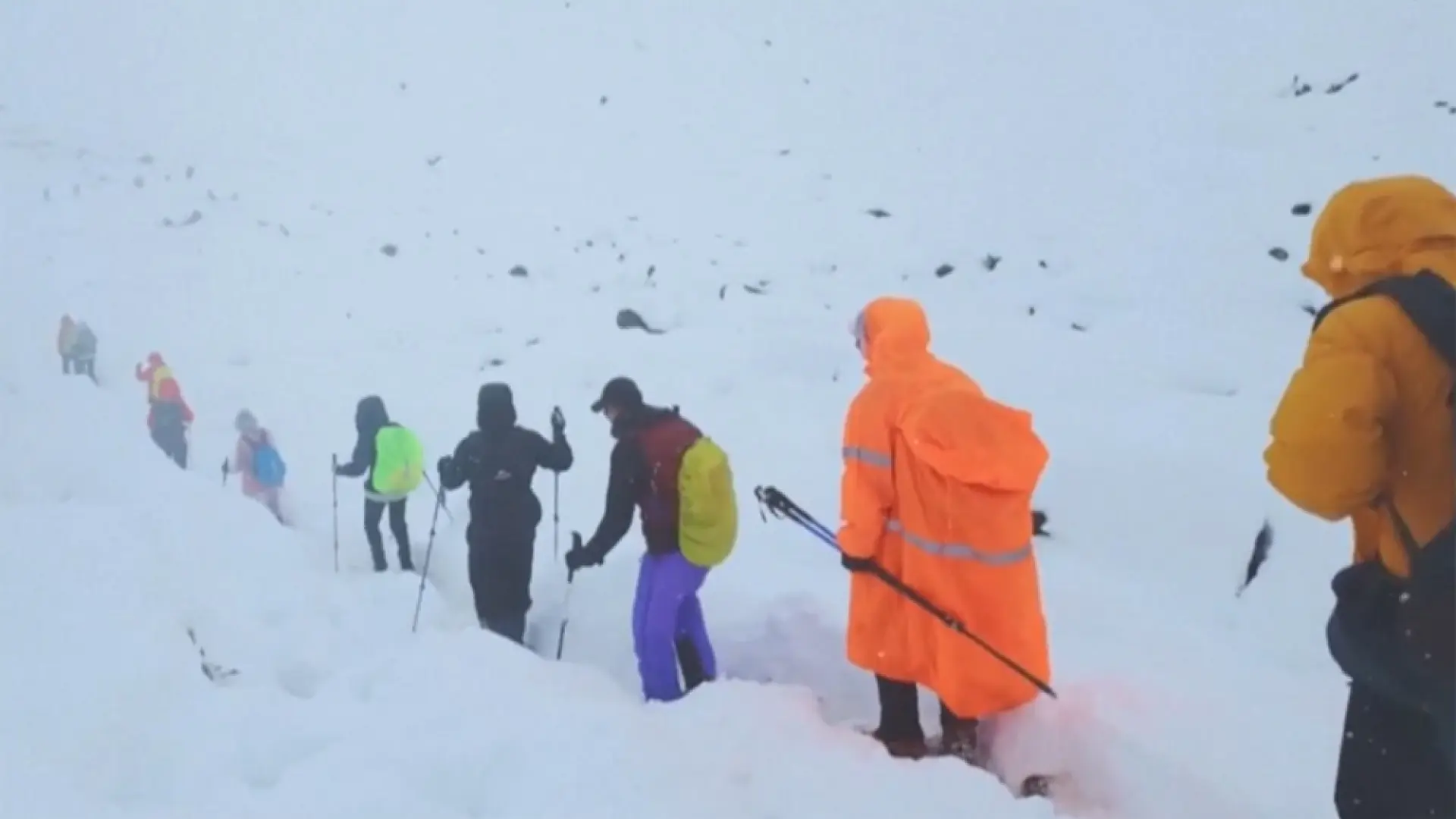 Una virulenta tormenta de nieve en el Everest atrapa durante horas a cientos de senderistas: al menos 350 ya han sido evacuados