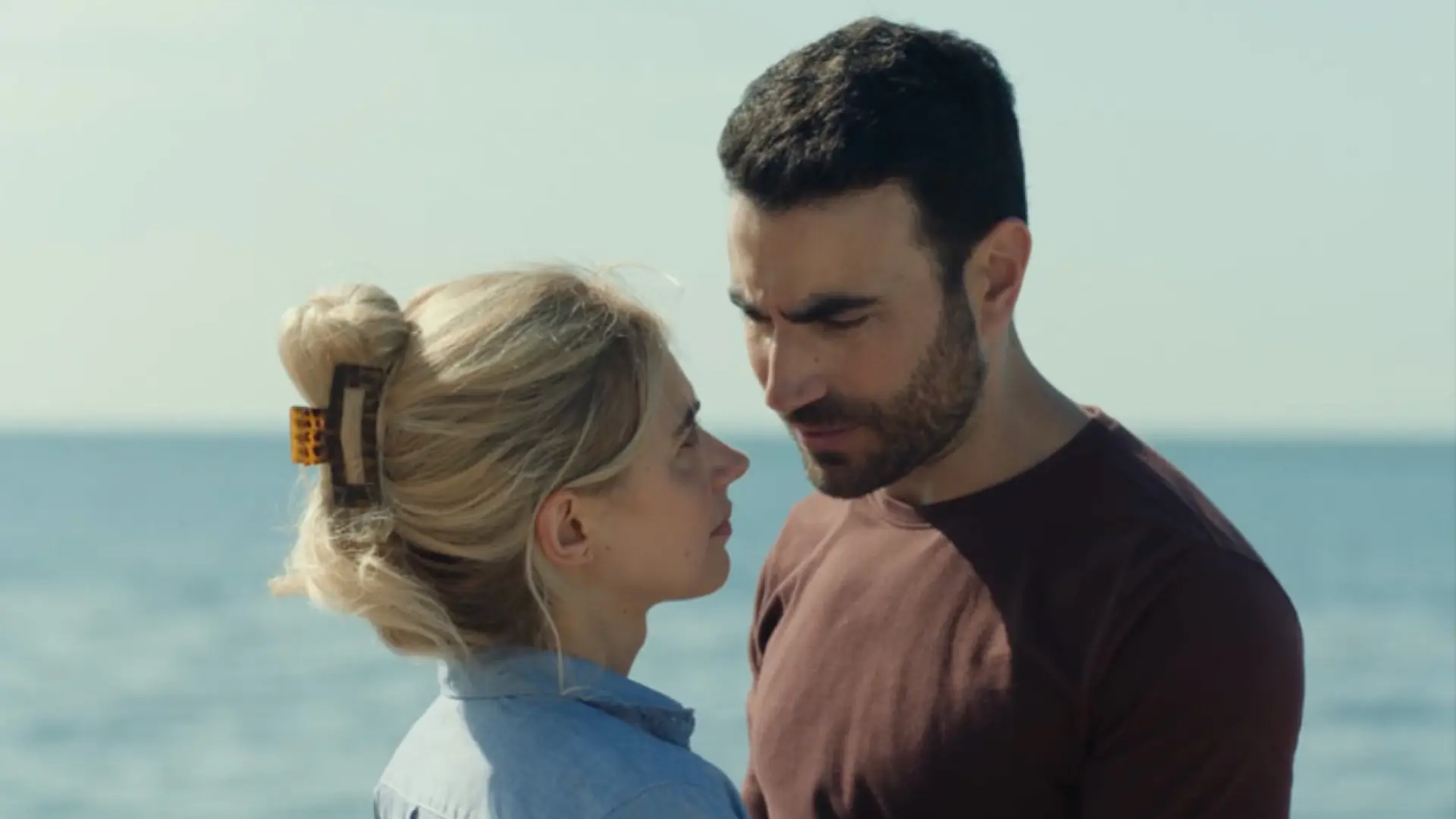 Dura menos de dos horas y parece sacado de 'Black Mirror': el romance de ciencia ficción que triunfa en Apple TV+