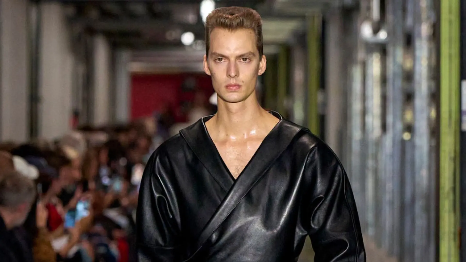 La moda femenina incluye cada vez más hombres sobre la pasarela de la Fashion Week de París