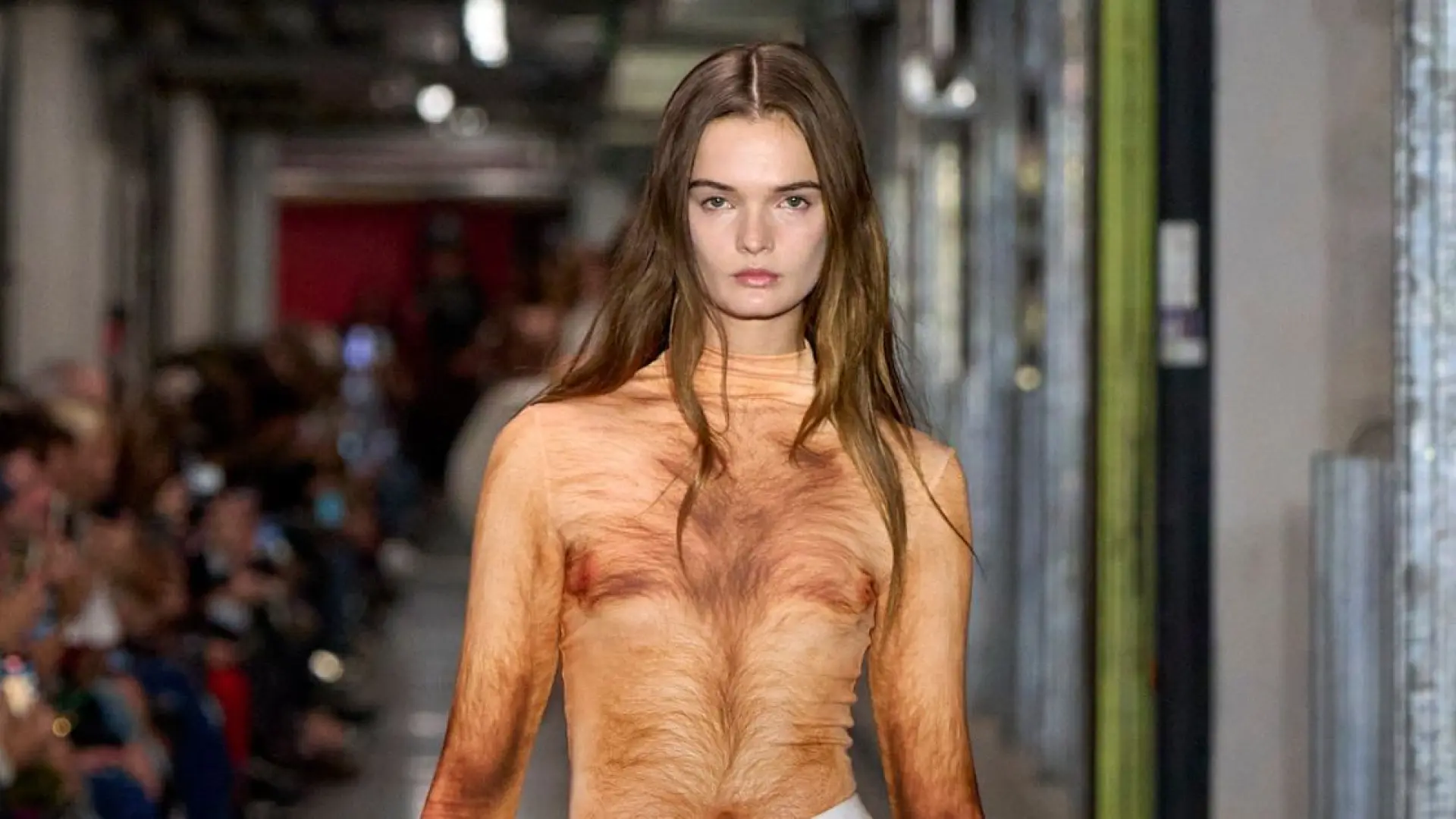 Un mono que reproduce un cuerpo masculino desnudo, la última provocación en la Fashion Week de París: "No es moda, es mal gusto"