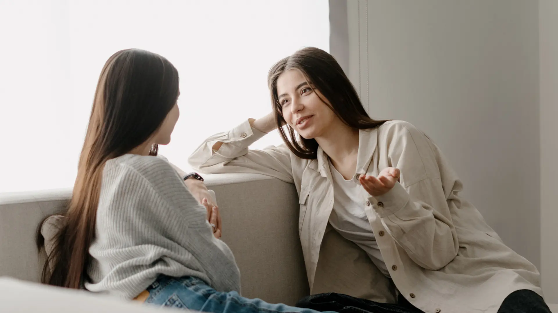 Qué significa que una persona se toque el pelo al hablar con otra, según la psicología