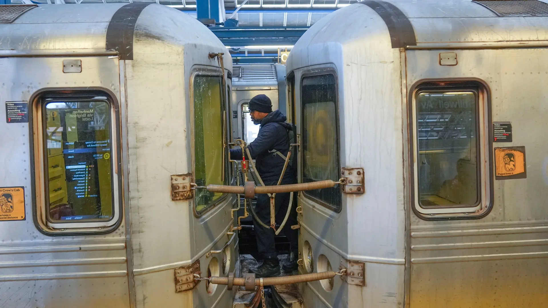 'Surfear' el metro por likes: la moda viral que mata a cada vez más jóvenes en Nueva York