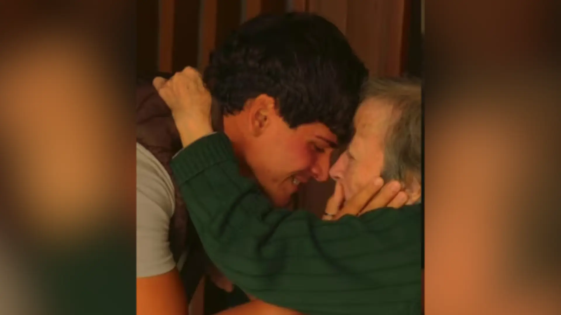 El emotivo reencuentro de un joven y su abuela: "Qué suerte que Dios me permitió verte"