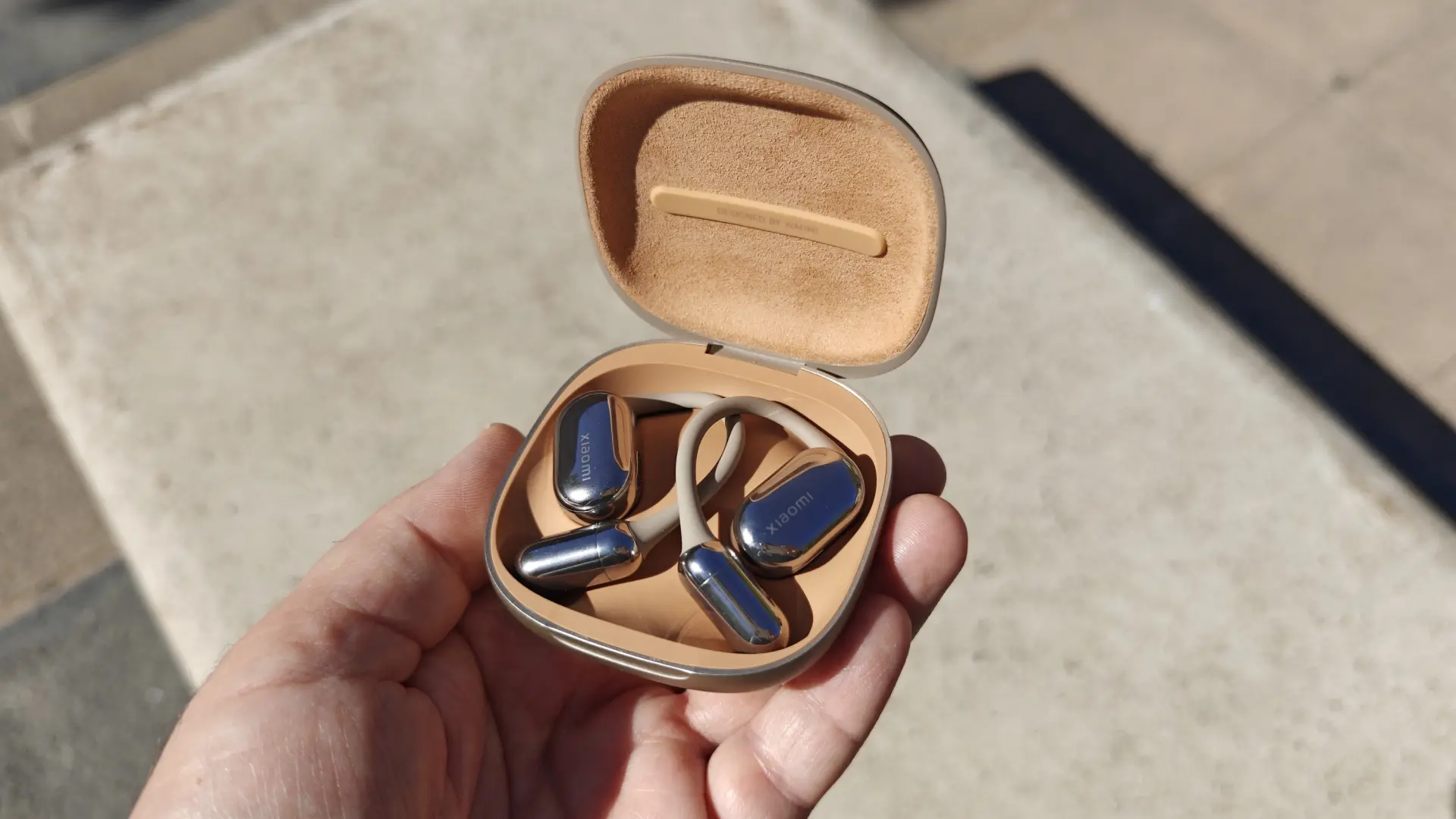 Estos auriculares Xiaomi tienen un diseño exquisito y te permiten también escuchar lo de fuera