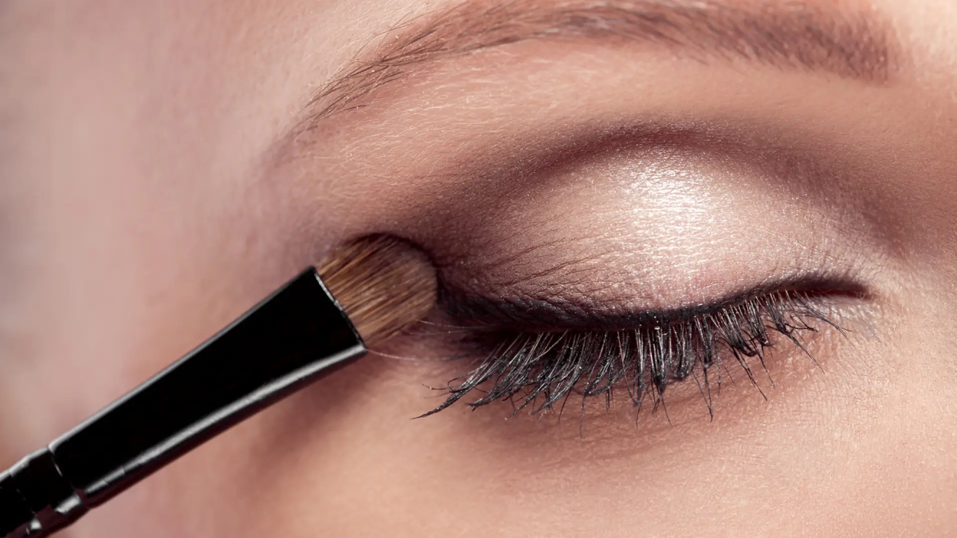 El truco de una maquilladora para quitarte 10 años de edad: usar bronceador como delineador