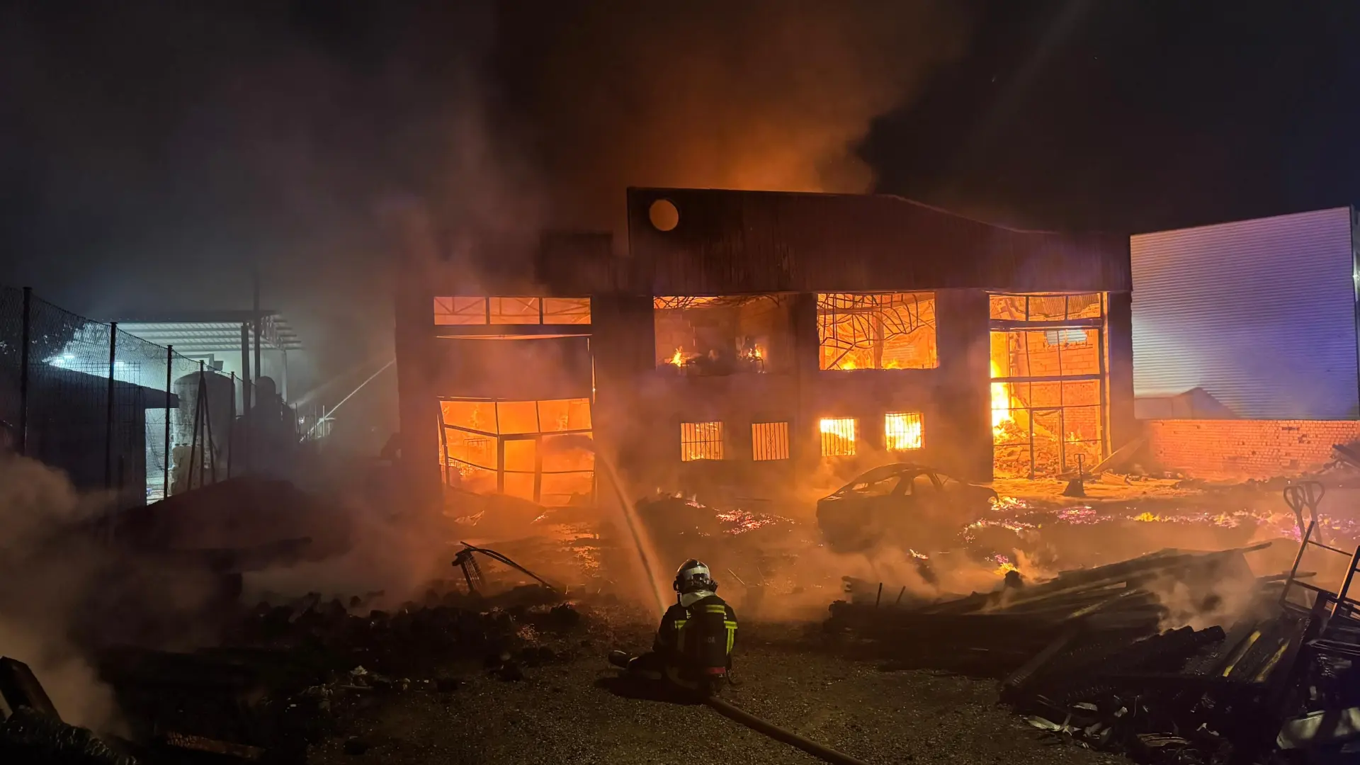 Un incendio en una zona de palés calcina una nave industrial de 1.000 m2 en Griñón