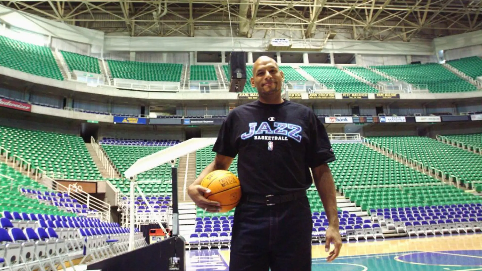 John Amaechi, el primer jugador de la NBA que hizo pública su homosexualidad: "Hay un montón de gente gay en la competición"