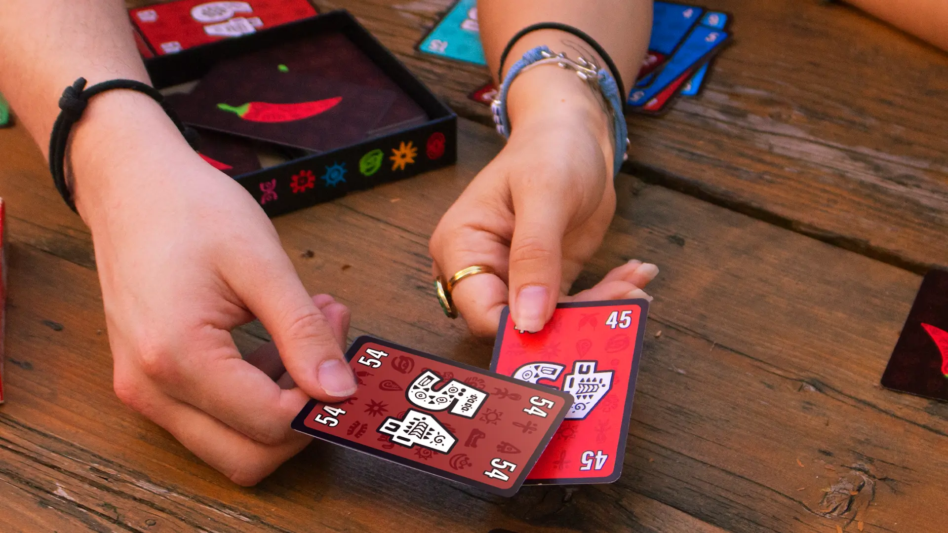 'Pili Pili' y '50/50', dos nuevos juegos de mesa que ponen a prueba tu capacidad de adaptación y tu suerte