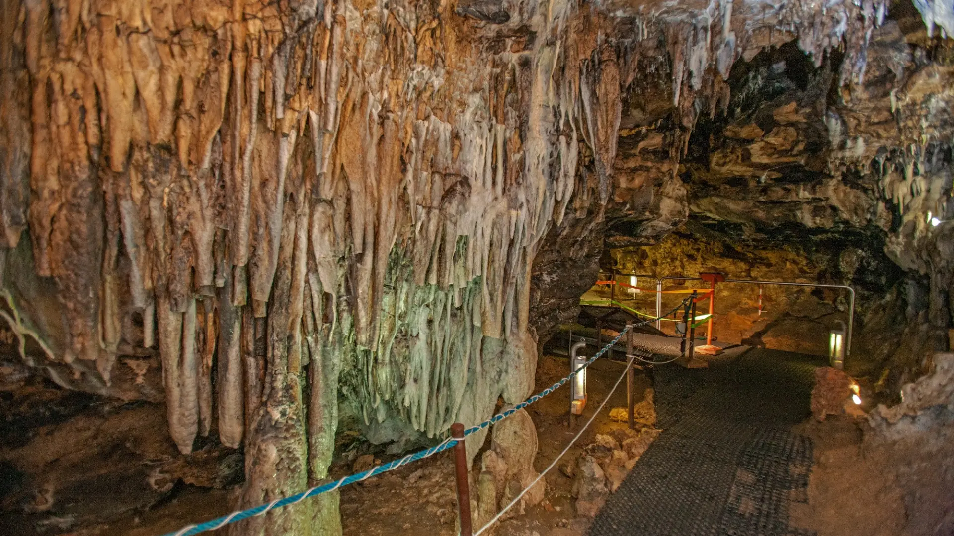 La preciosa cueva de Segovia que guarda un auténtico museo bajo tierra
