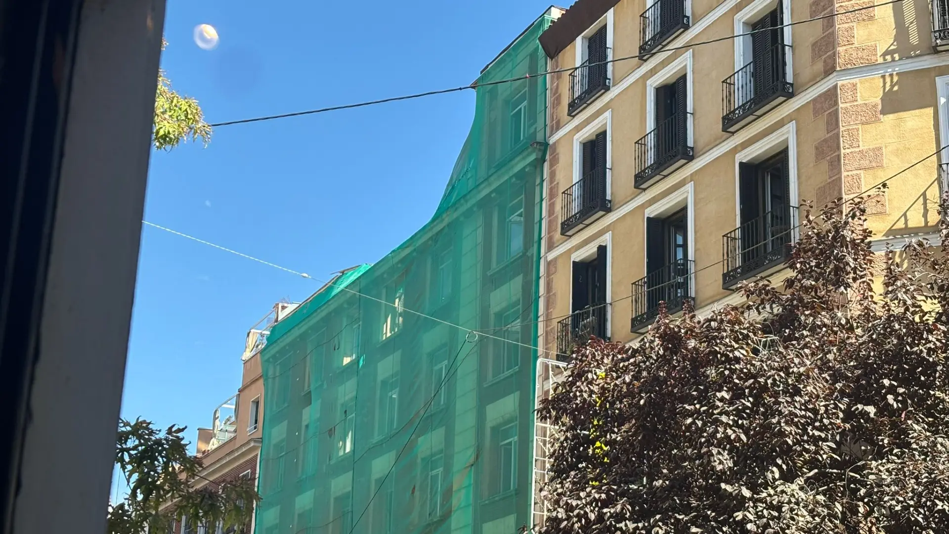 El edificio derrumbado de la calle Hileras iba a ser un hotel de lujo: se construyó en 1965 y la obra buscaba consolidar su estructura