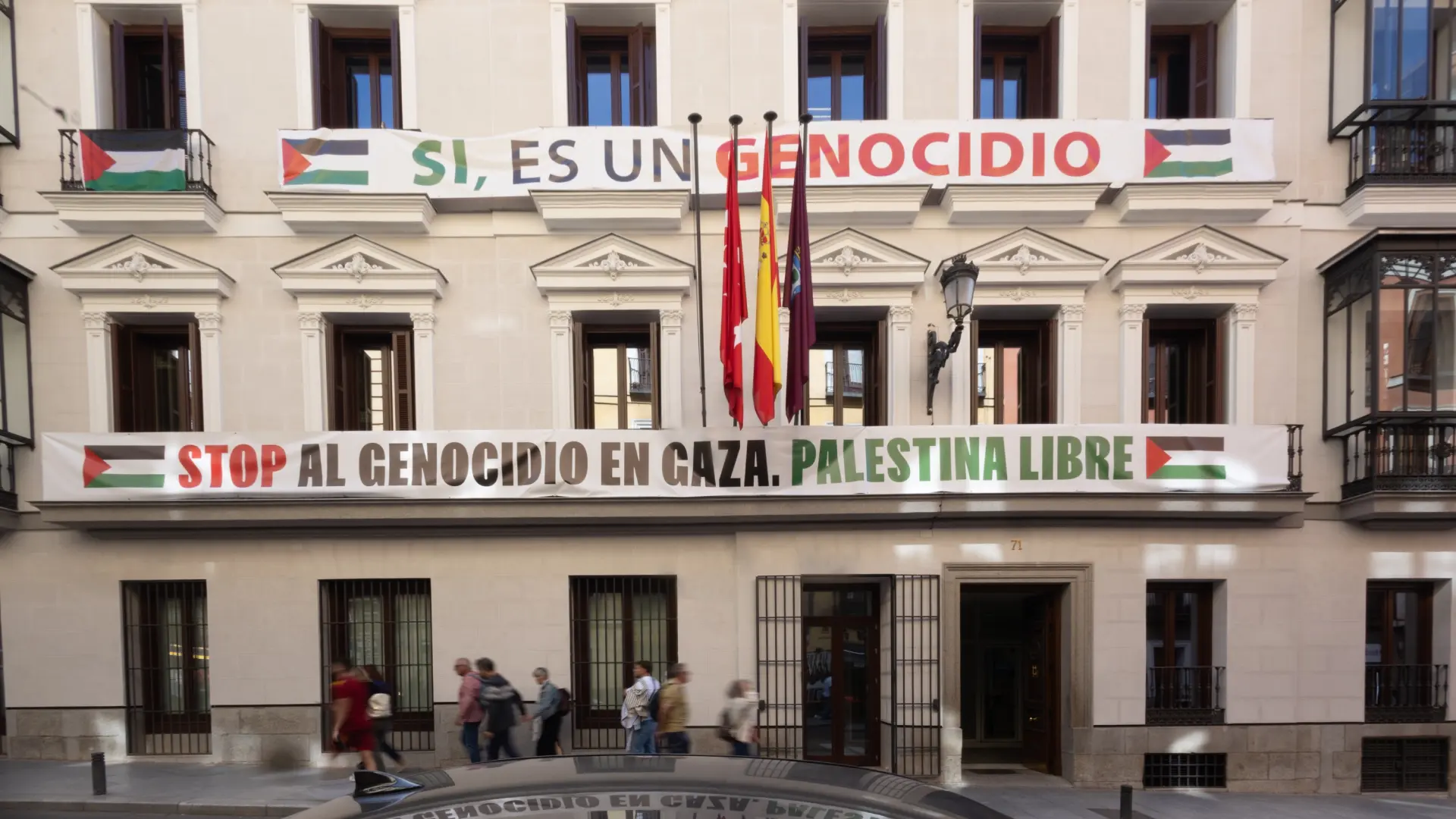 El juez ordena a Más Madrid retirar las pancartas palestinas con la palabra "genocidio" del edificio municipal