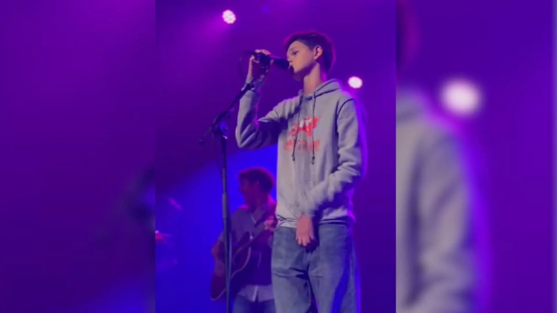 La emocionante sorpresa de un adolescente al celebrar su cumpleaños en el concierto de su ídolo y acabar en el escenario con él