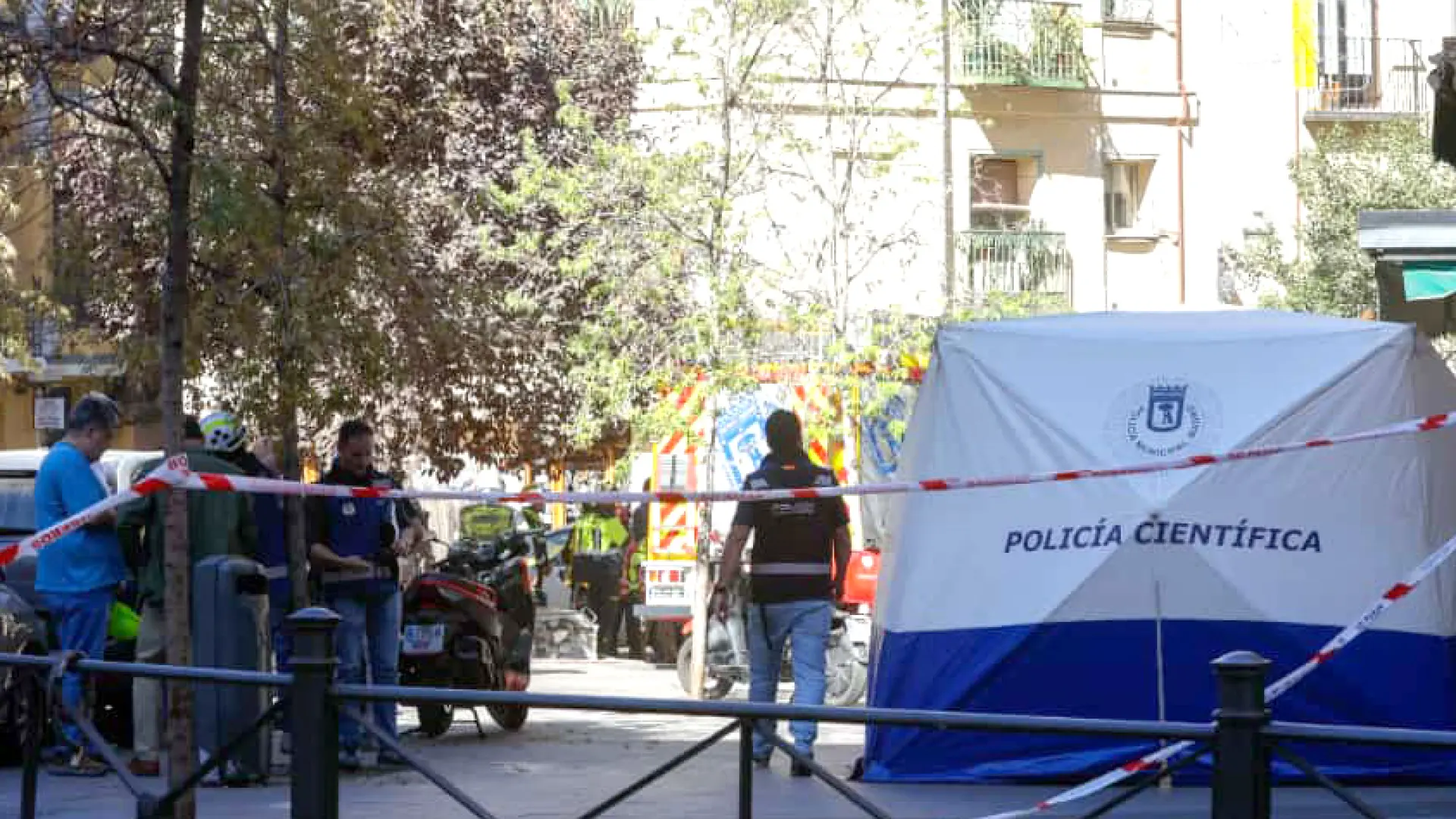 El colapso de un edificio en obras en Ópera deja cuatro trabajadores bajo los escombros: "Quedan muchos días por delante"