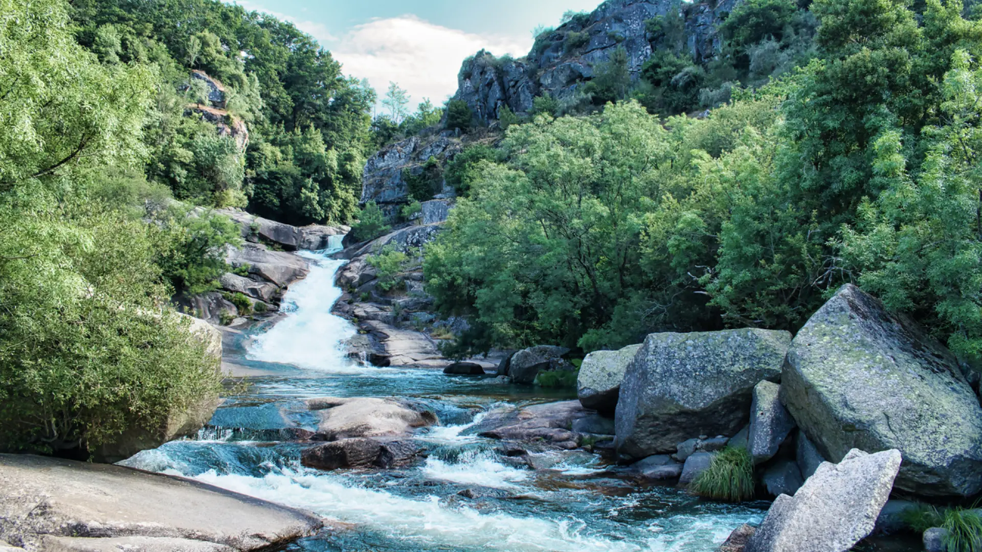 La ruta de senderismo a una cascada en Pontevedra rodeada de molinos y pozas