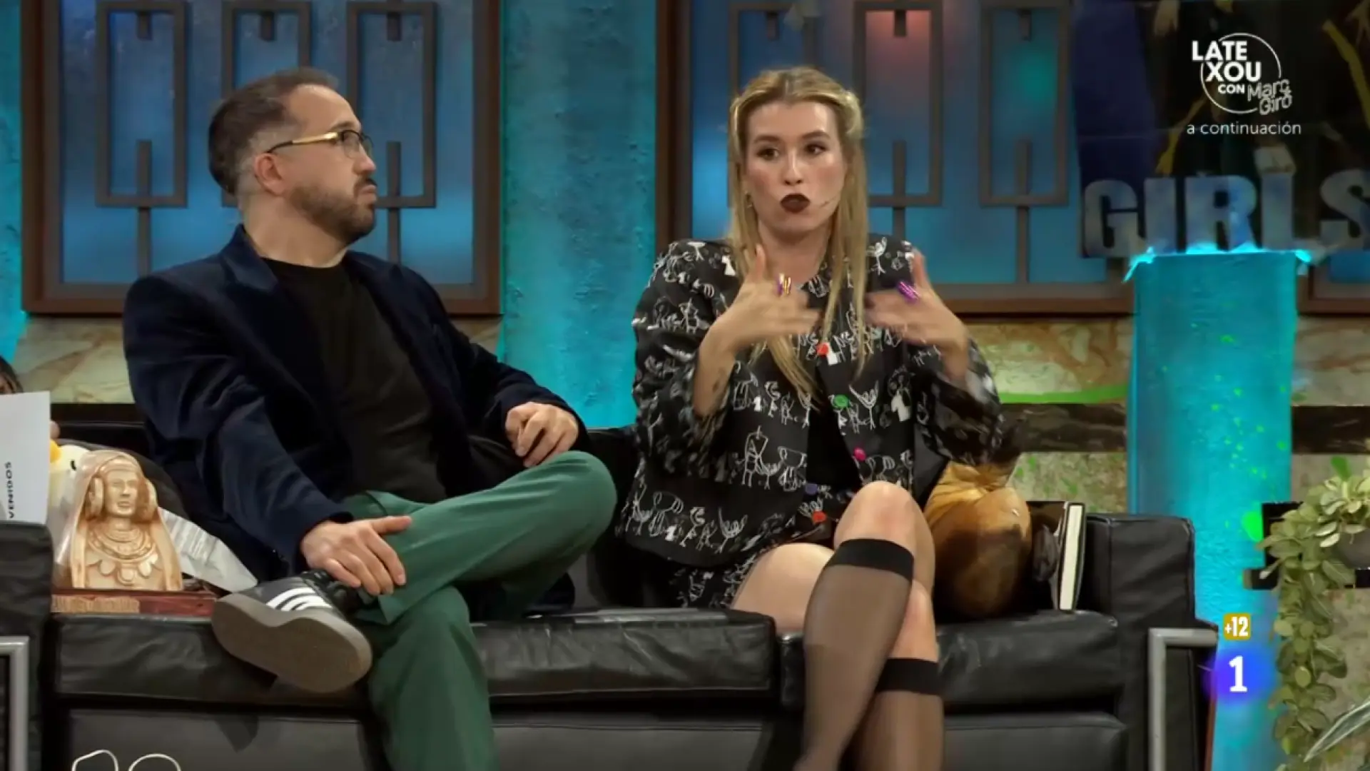Broncano le regala en 'La Revuelta' a Eva Soriano y Aníbal Gómez un 'pack' de bienvenida por su nuevo programa en La 1