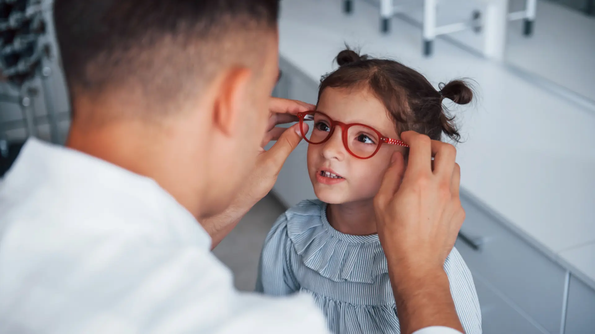 El revolucionario invento que acaba de llegar a España: unas gafas inteligentes que permiten escuchar mejor