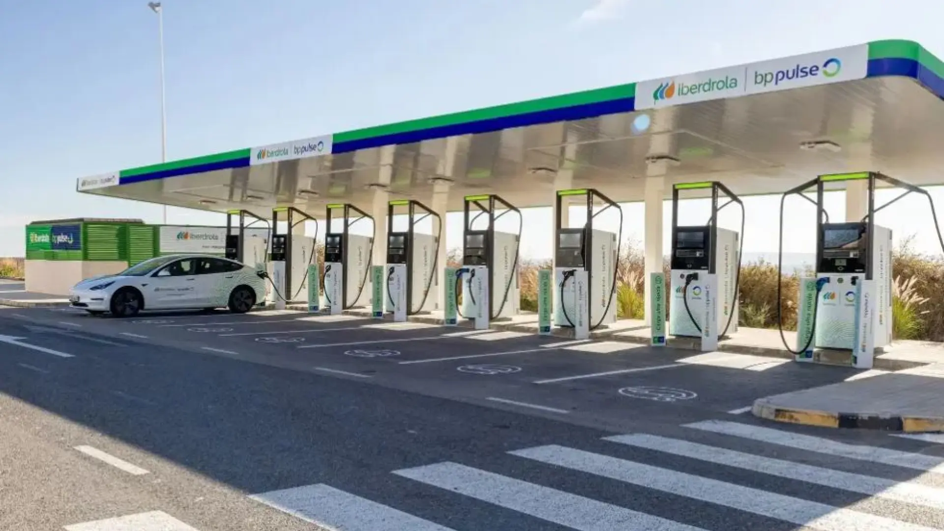 Iberdrola | bp pulse y CEEES se alían para llevar la carga ultrarrápida a 500 estaciones de servicio
