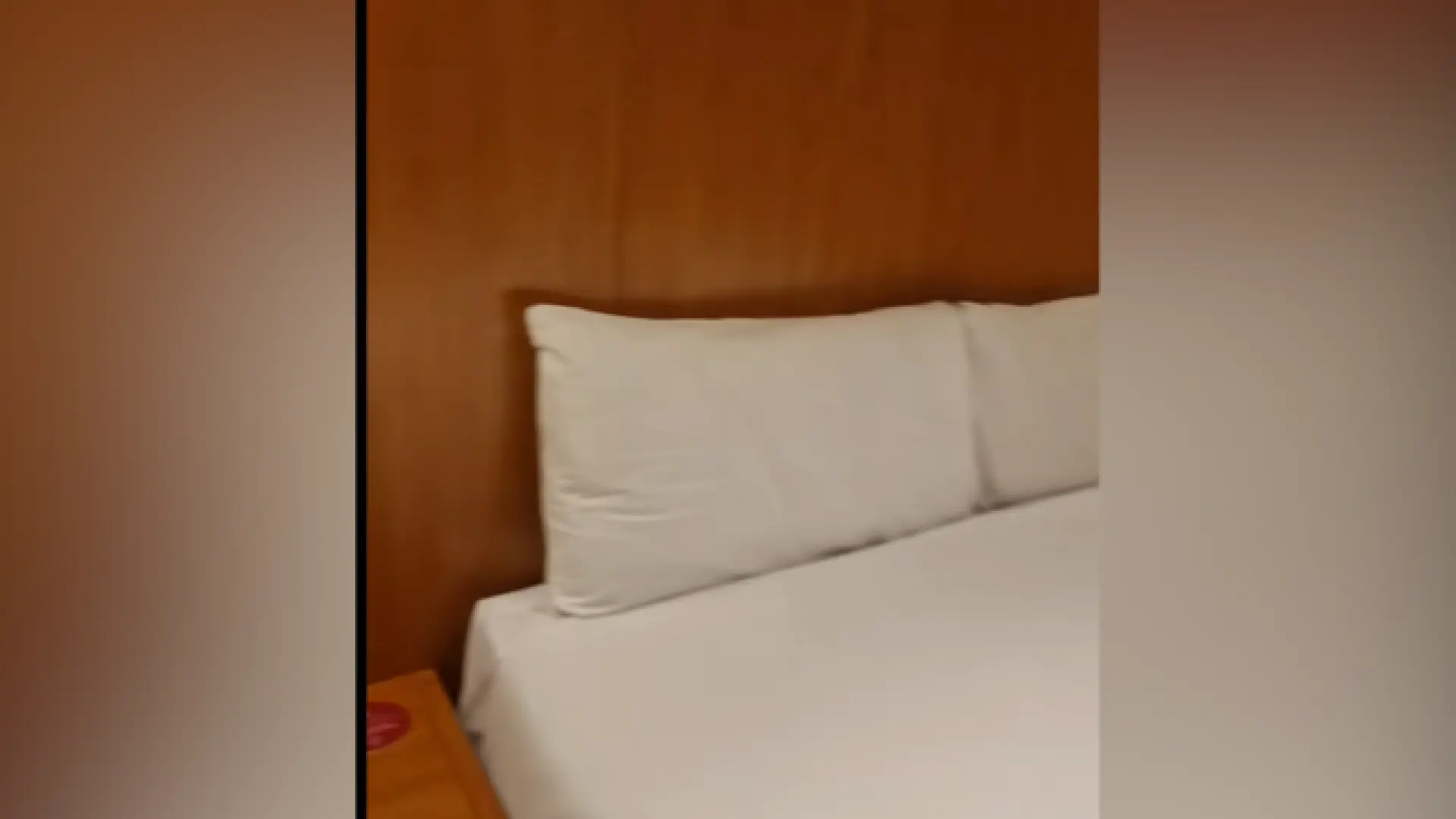 La sorpresa de una mujer al llegar a un hotel de lujo por sus problemas para cargar el móvil: "¿Vosotros esto lo veis normal?"