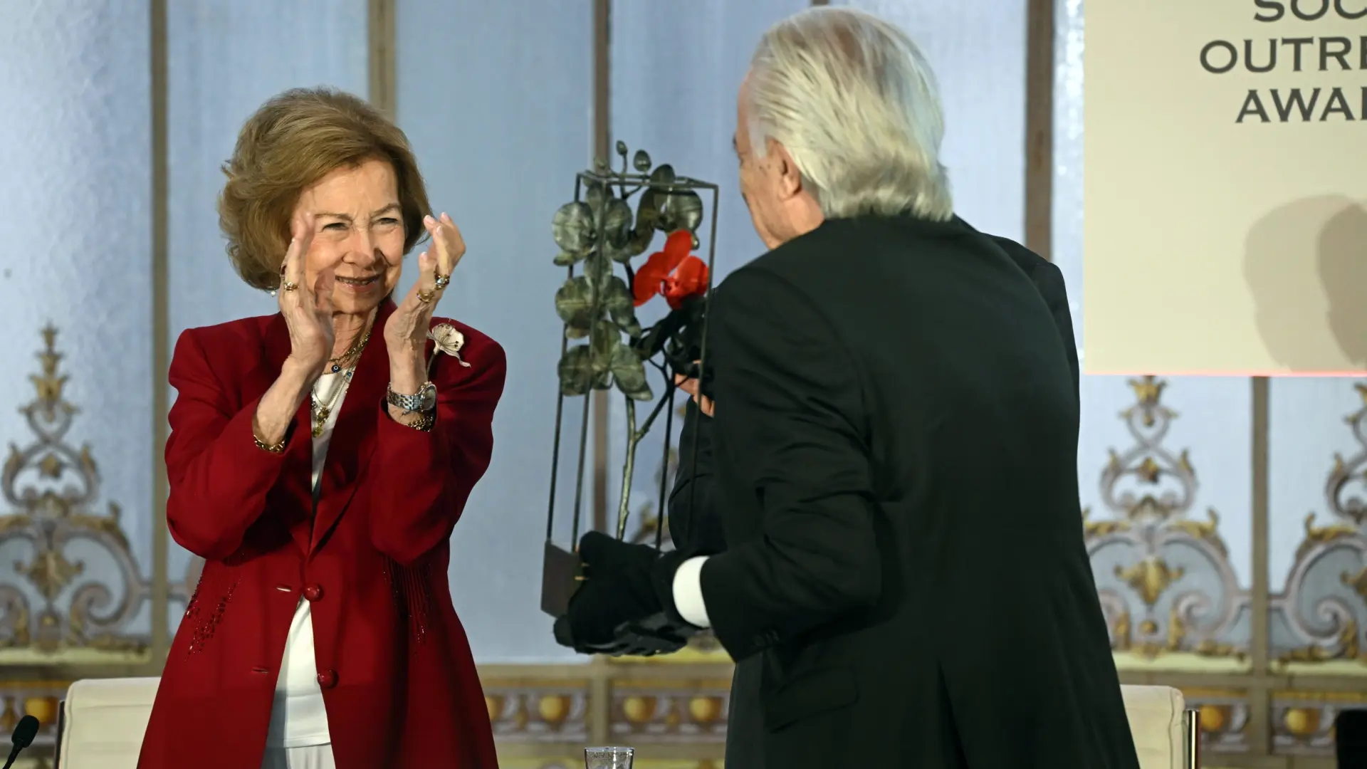 La Fundación Mapfre otorga sus premios a la sociedad San Vicente de Paúl y al pianista Martins, quien toca con guantes biónicos