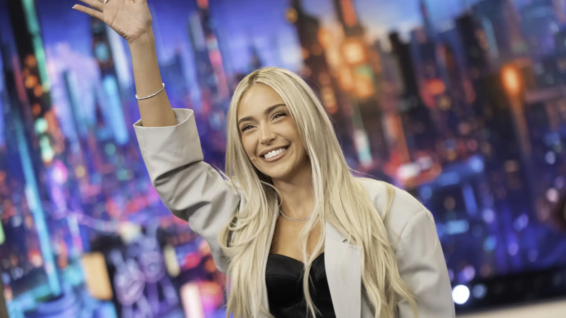 Ana Mena, con corsé y 'shorts' súper cortos, impacta como una de las invitadas a 'El Hormiguero' más originales